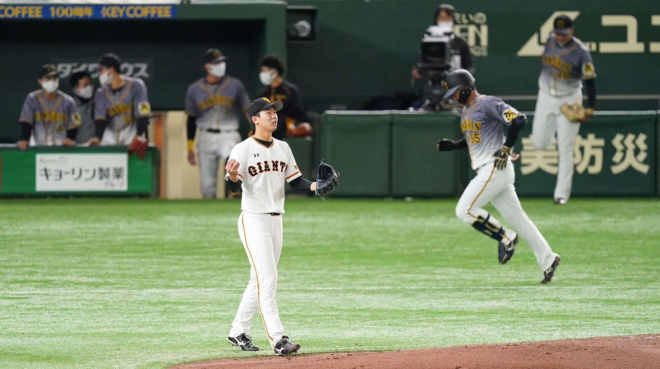巨人対阪神　5回表阪神2死二塁、陽川に左越え2点本塁打を浴びる畠（撮影・鈴木みどり）