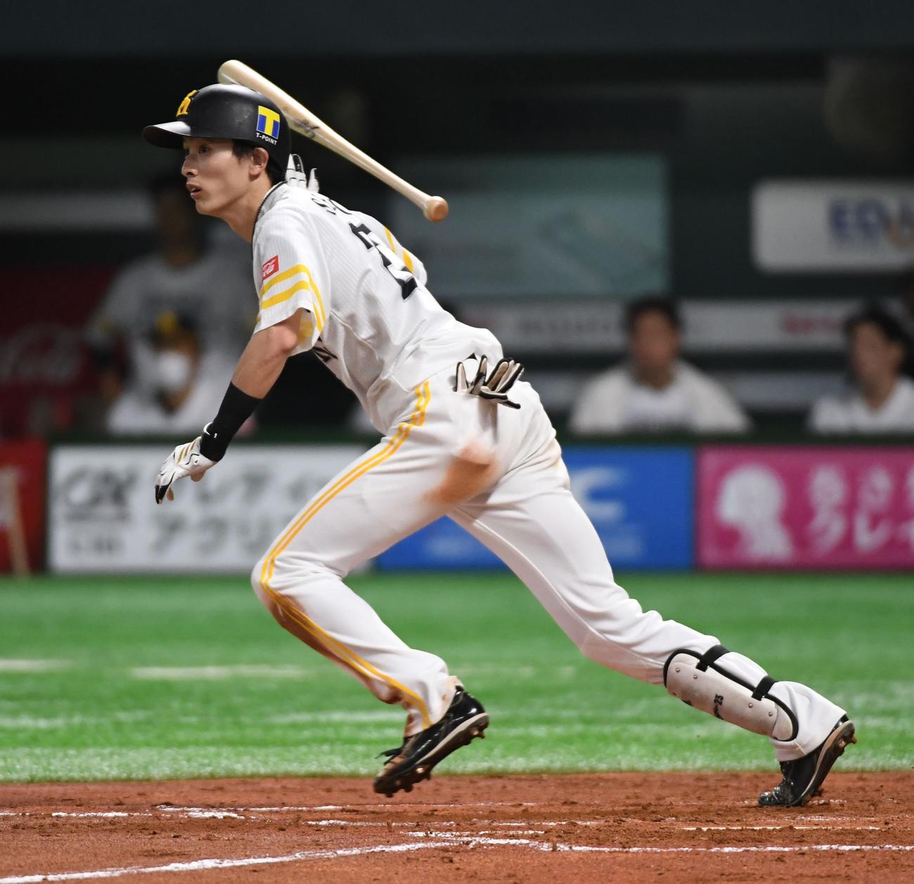 ソフトバンク対西武　3回裏ソフトバンク1死一、二塁、周東佑京は左前適時打を放つ（撮影・今浪浩三）