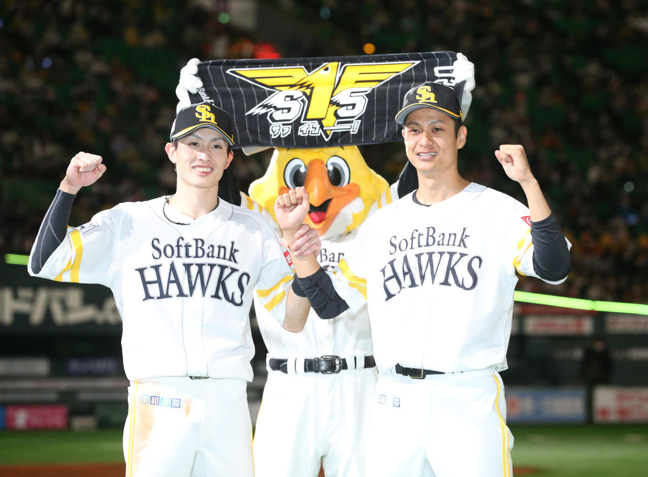 ソフトバンク対西武　笑顔でガッツポーズをする周東佑京と大竹耕太郎（右）（撮影・梅根麻紀）