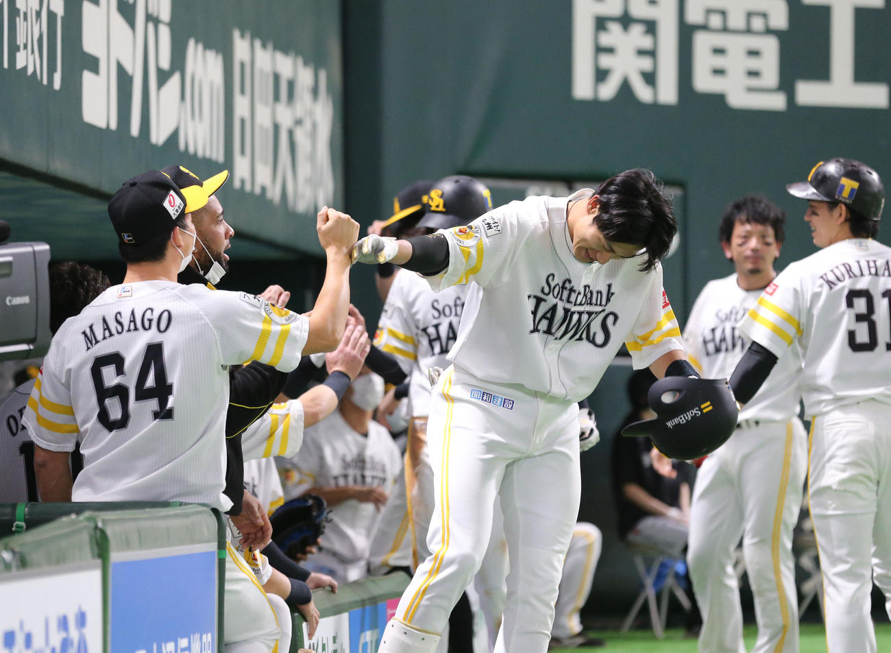 ソフトバンク対西武　1回裏ソフトバンク1死二塁、柳田悠岐は中前安打を放つ、中堅手の金子が後逸し一気に三塁をまわり2点先制となる、ベンチのナインとハイタッチ（撮影・梅根麻紀）