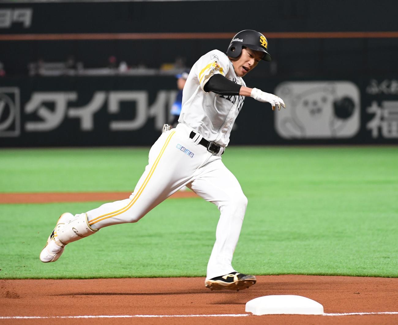 ソフトバンク対西武　1回裏ソフトバンク1死二塁、柳田悠岐は中前の打球を中堅手の金子侑司後方にそらす間、一気に生還する（撮影・今浪浩三）