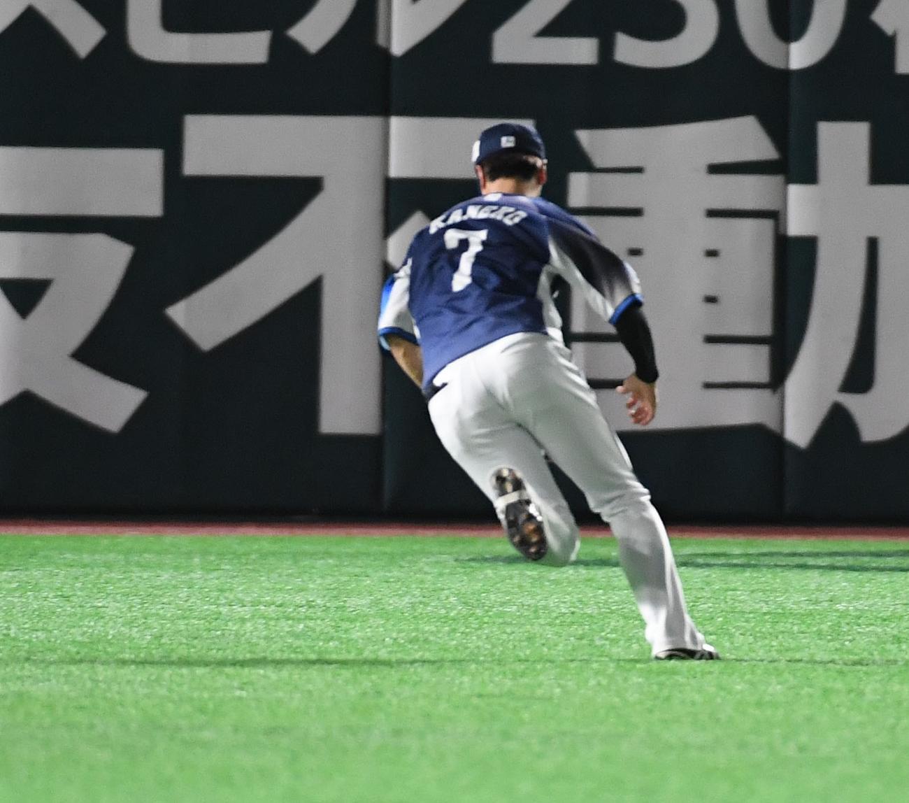 ソフトバンク対西武　1回裏ソフトバンク1死二塁、柳田悠岐の中前打の打球を後方にそらす中堅手の金子侑司（撮影・今浪浩三）