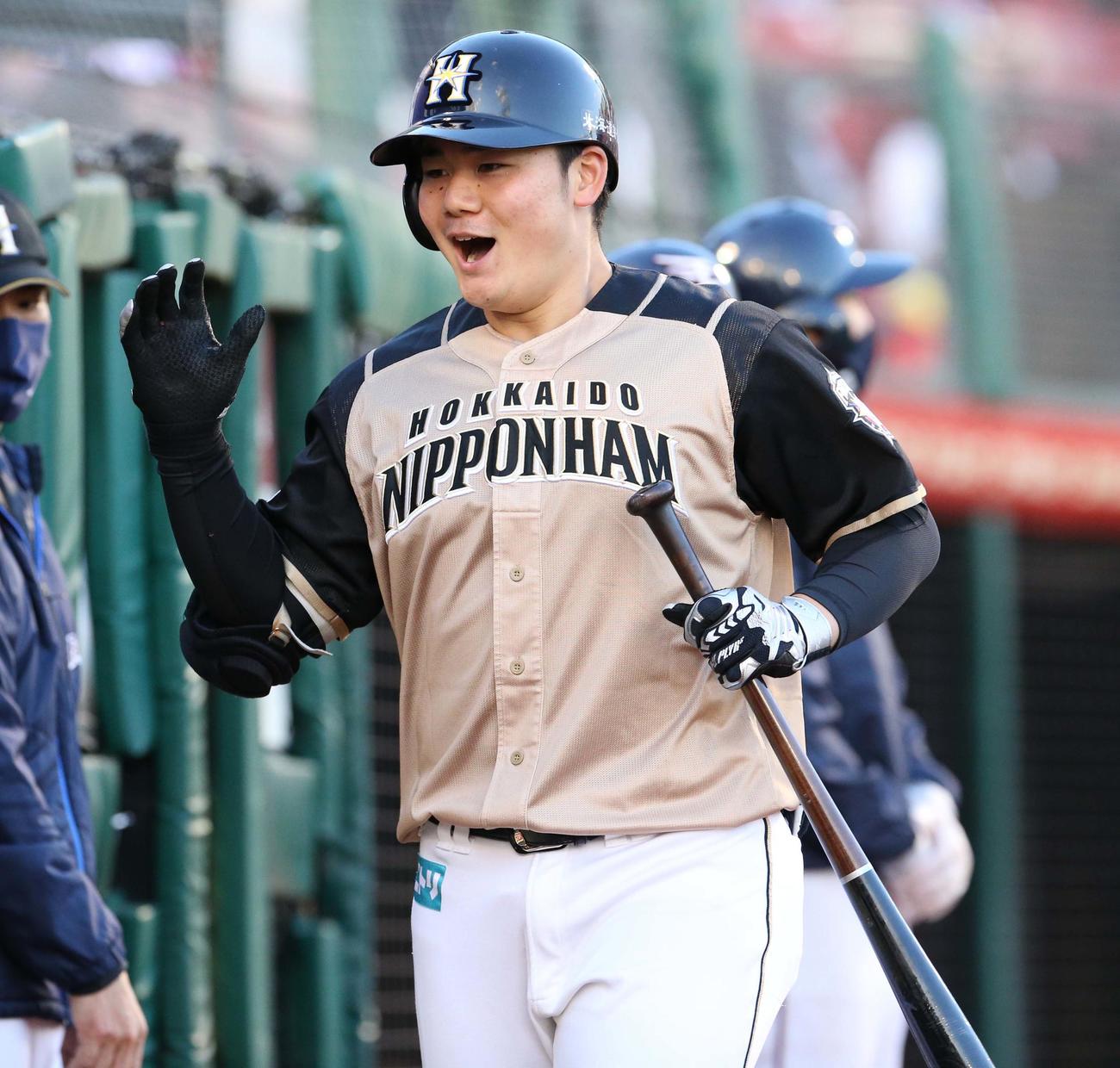 楽天対日本ハム　9回表日本ハム1死一塁、清宮は右越え2点本塁打を放ちチームメートに出迎えられる（撮影・佐藤翔太）