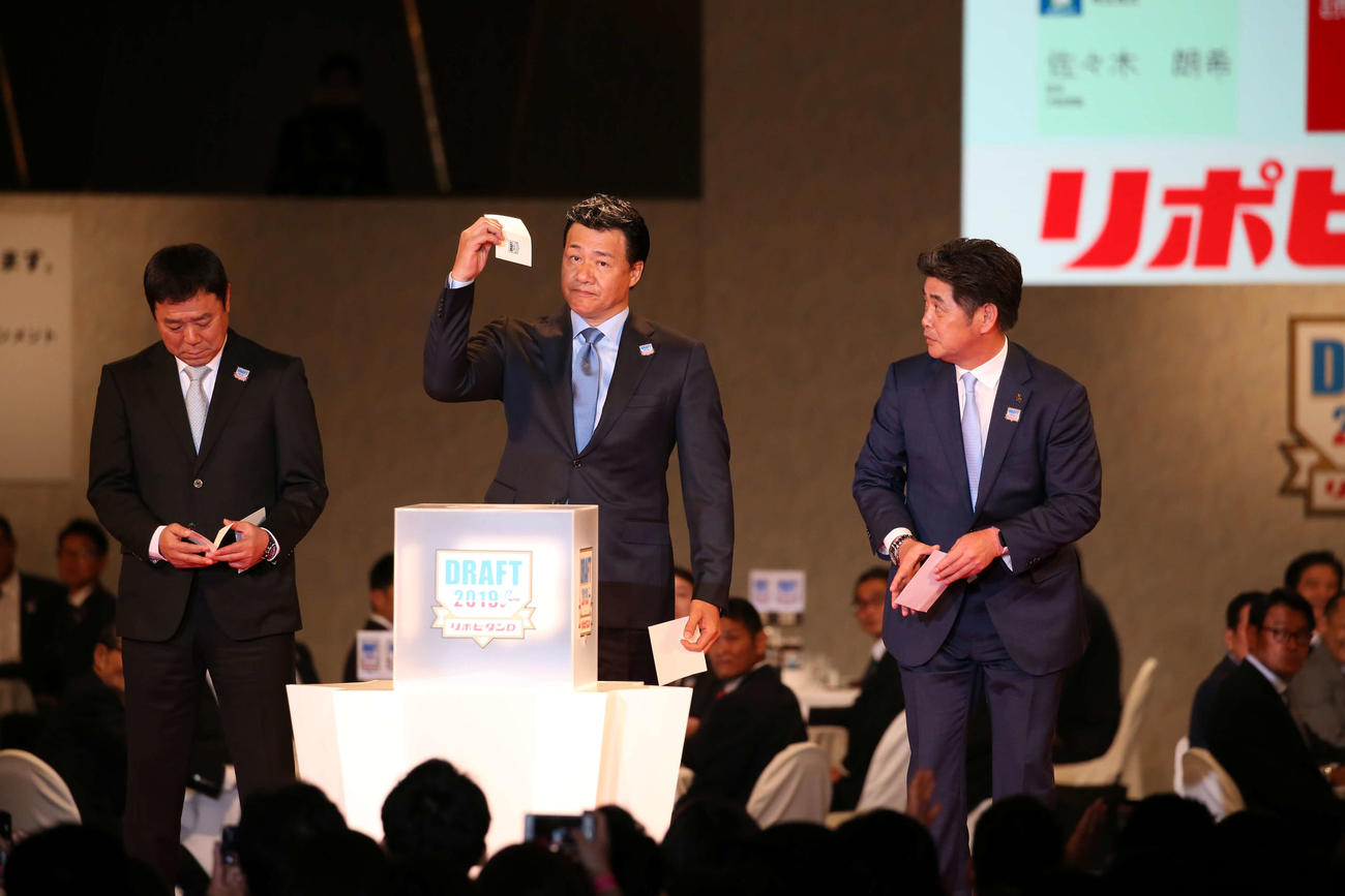 19年10月17日、東邦・石川の交渉権を獲得した中日与田監督(中央）