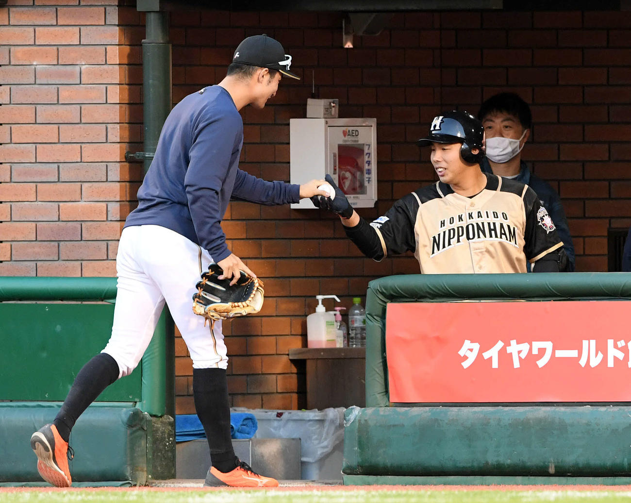 楽天対日本ハム　9回表日本ハム1死、左越えソロ本塁打を放った樋口（右手前）は浅間からボール受け取る（撮影・滝沢徹郎）