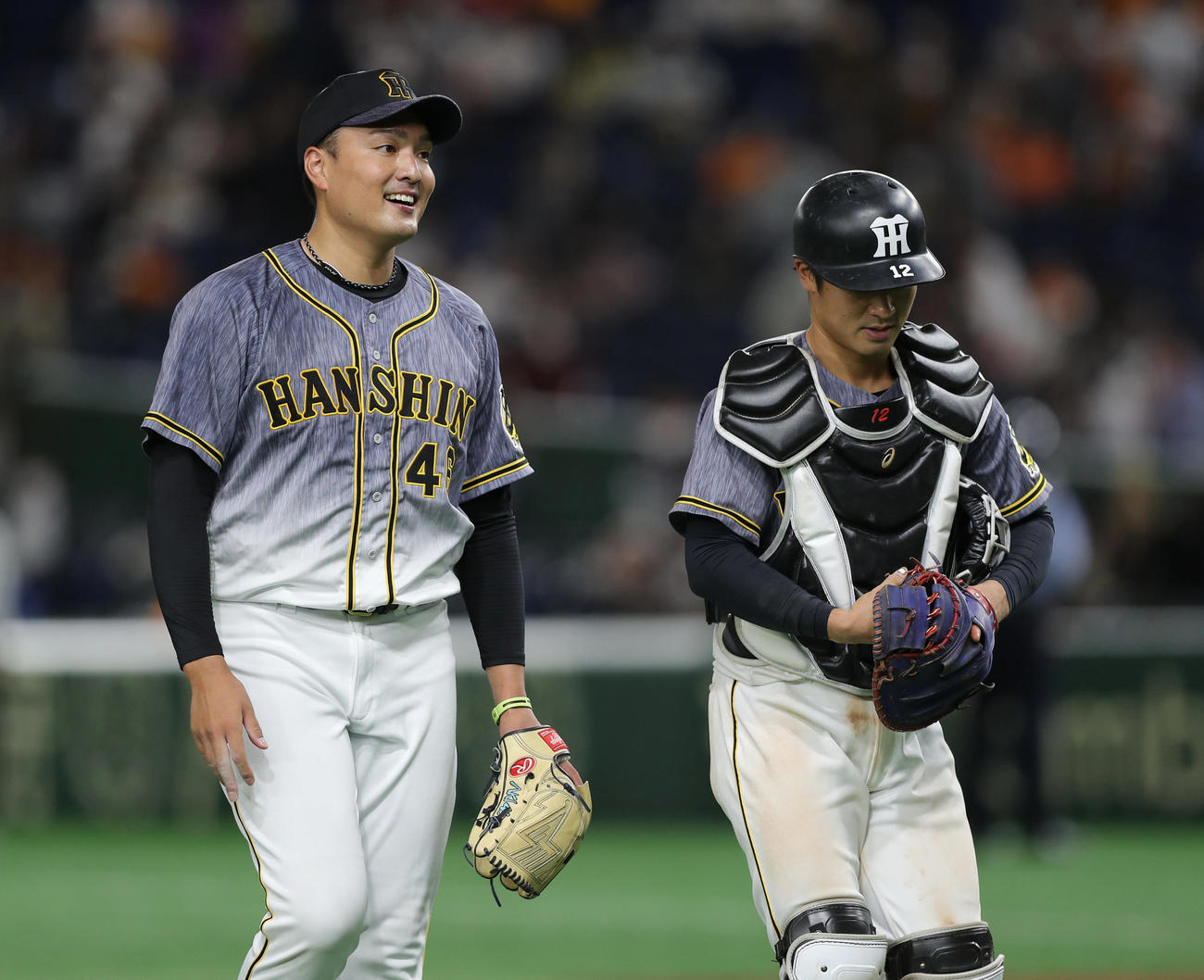 巨人対阪神　巨人に完投勝利を挙げた秋山拓巳（左）と坂本誠志郎（撮影・前田充）