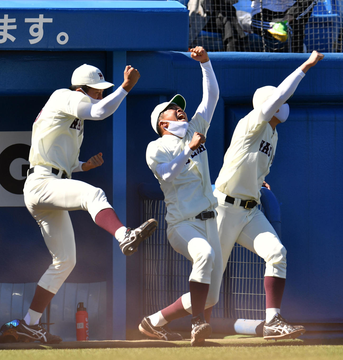 早大対立大　7回裏立大2死二、三塁、熊田の好捕で無失点に抑え喜びを爆発させる早大・早川（中央）（撮影・横山健太）