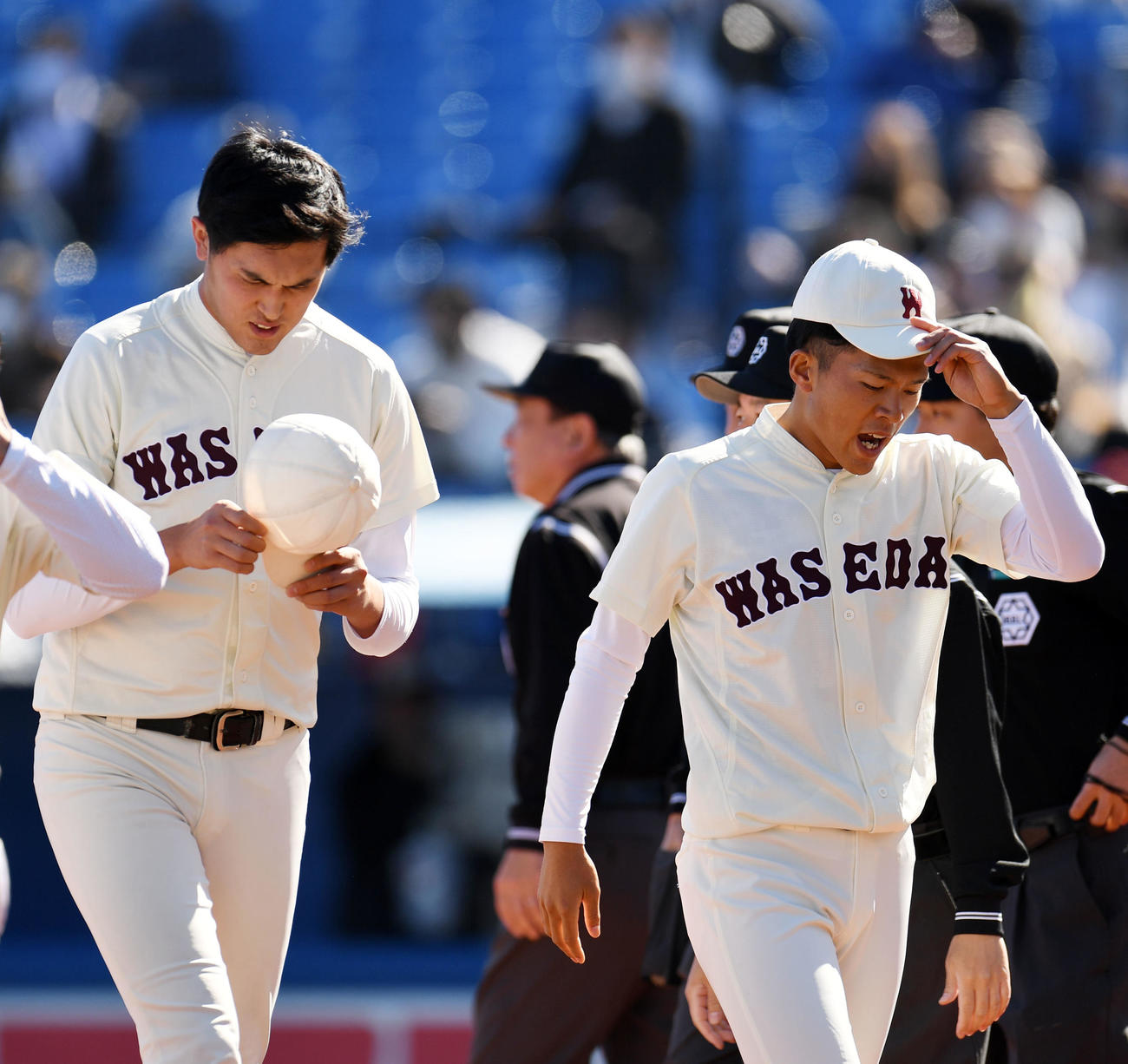 早大対立大　試合に臨む早大・早川（右）と今西（撮影・横山健太）