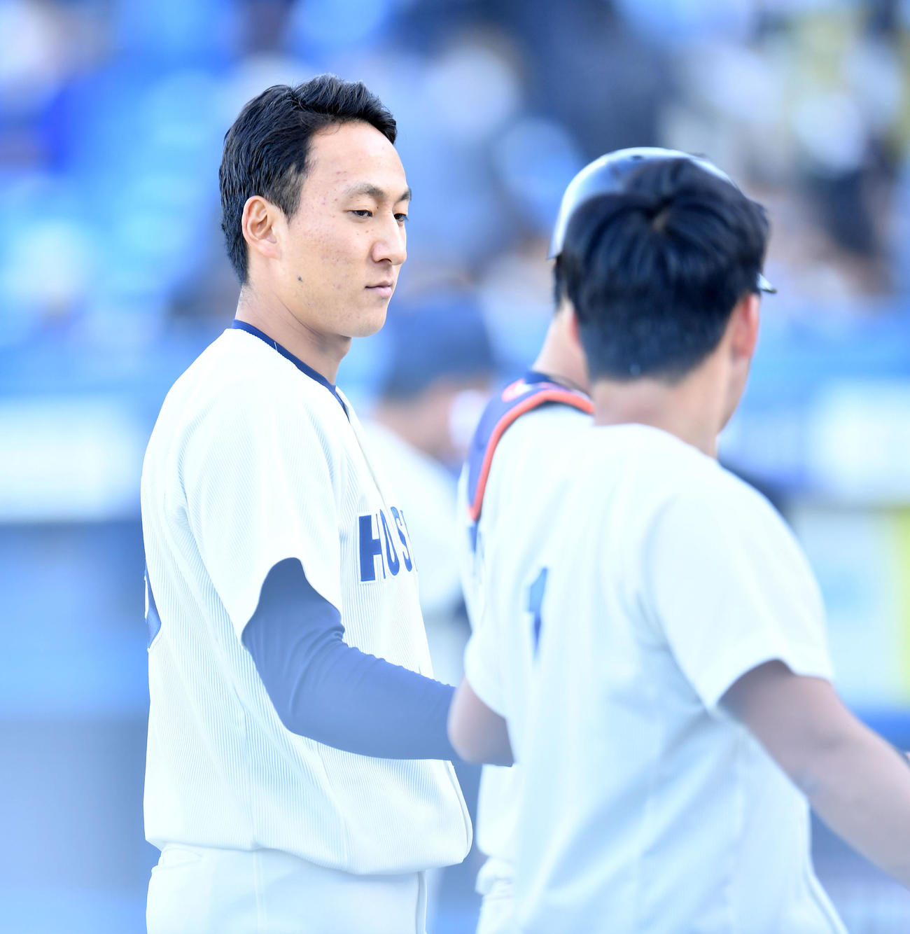 法大対慶大　試合を終えタッチを交わす法大・高田孝（左）と鈴木（撮影・横山健太）