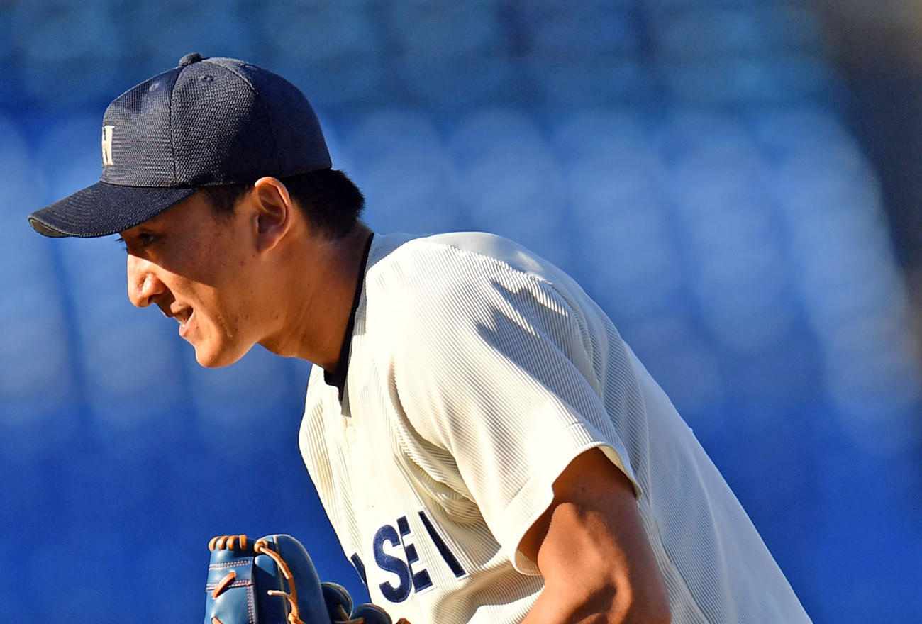 法大対慶大　7回裏を無失点に抑えガッツポーズする法大・高田孝（撮影・横山健太）