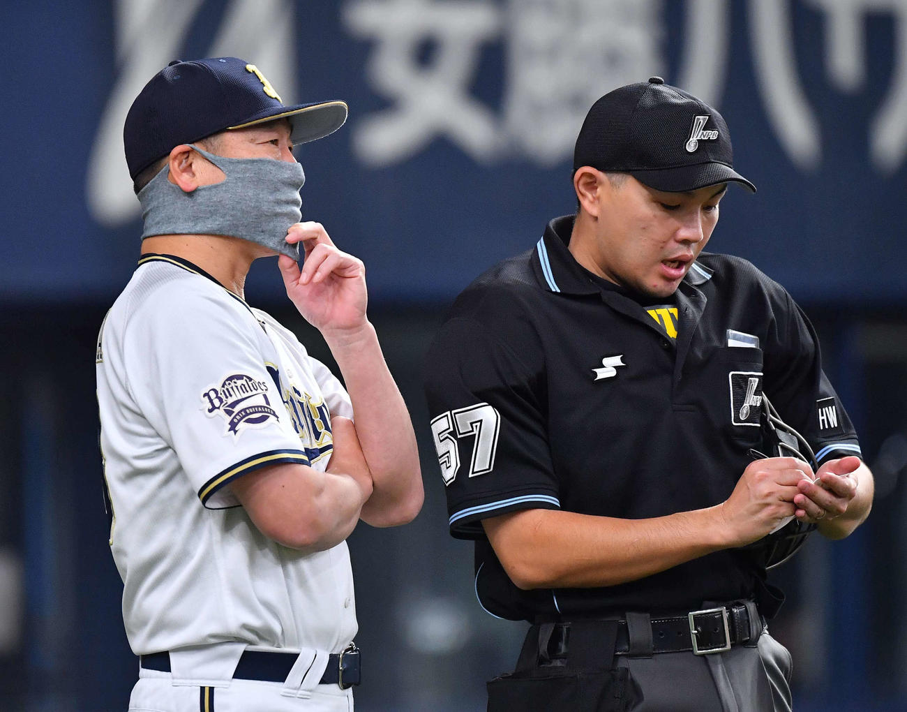 オリックス対ロッテ　投手交代を告げるオリックス中島聡監督代行（撮影・上田博志）