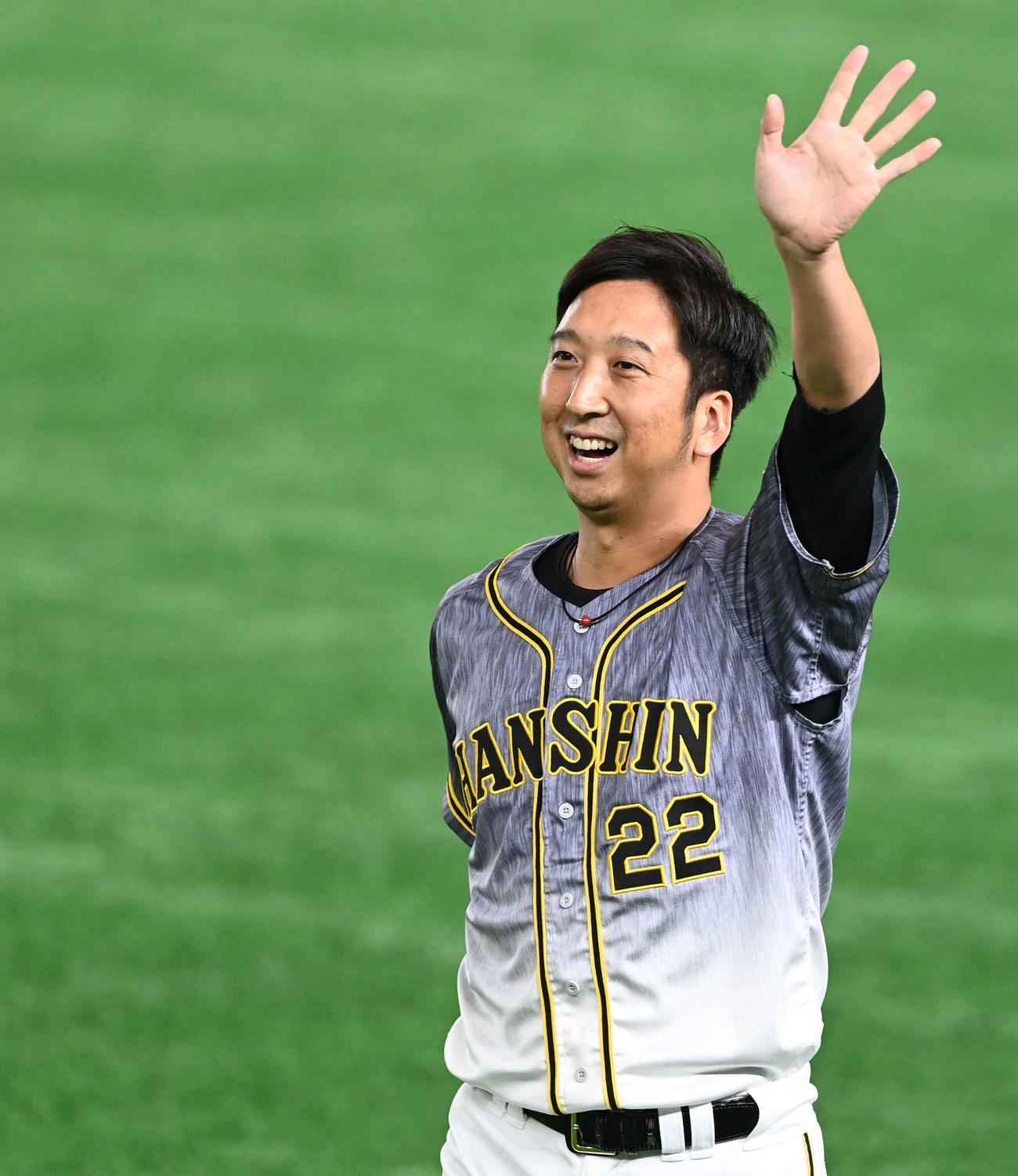 2020年10月25日　試合後、引退する阪神藤川球児はファンに笑顔であいさつする（撮影・山崎安昭）