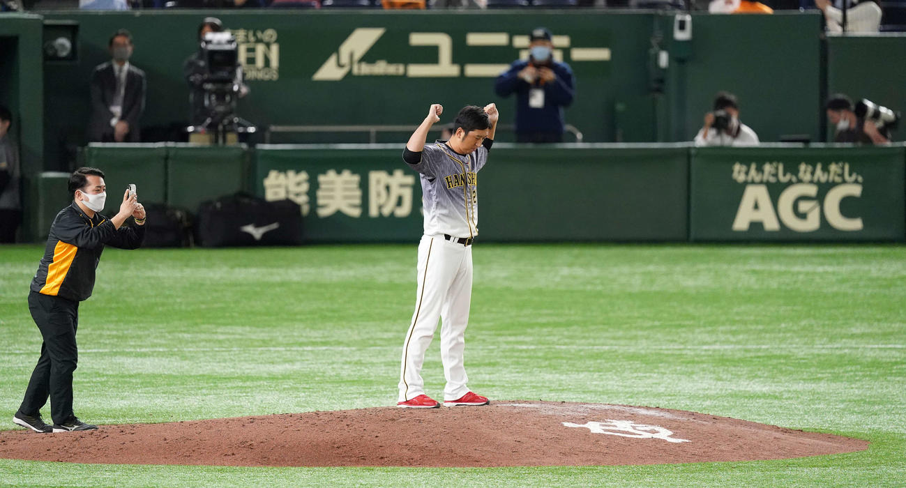 東京ドームでの今季最終戦を終え、マウンドで記念撮影する阪神藤川（撮影・鈴木みどり）