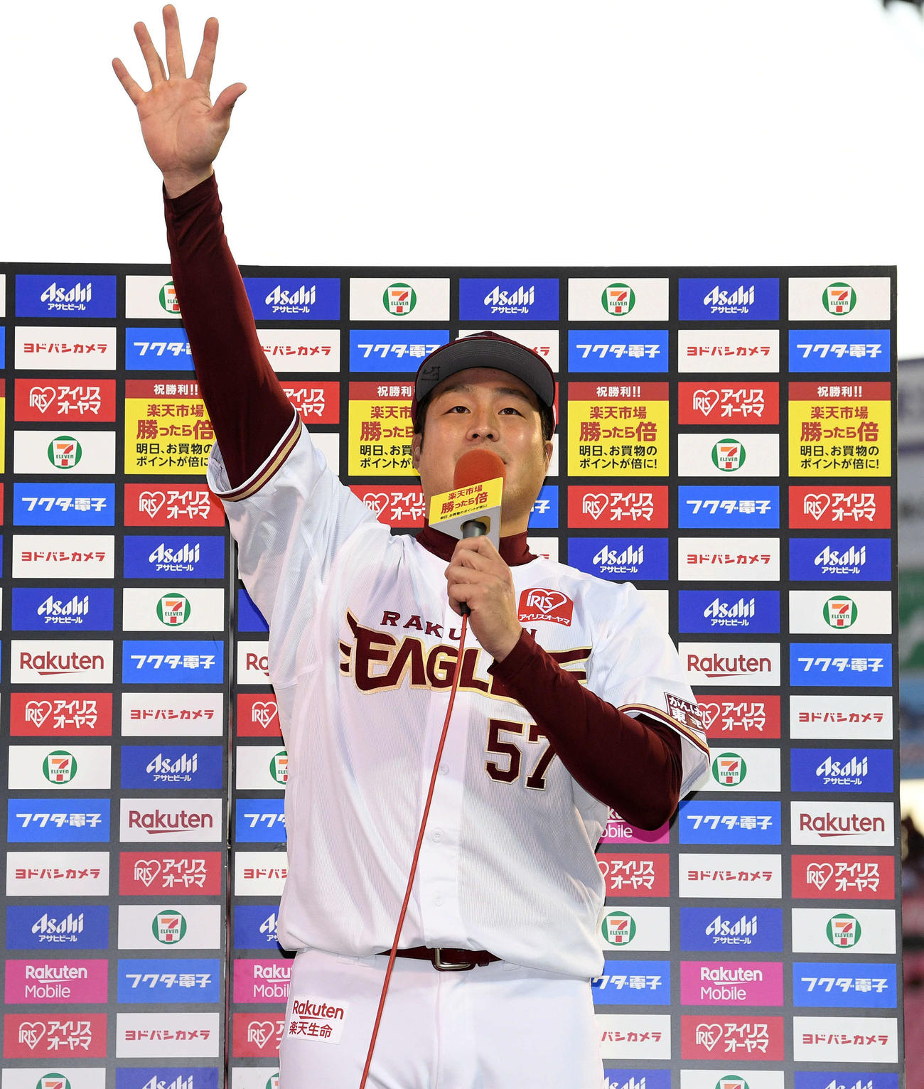楽天対日本ハム　ヒーローインタビューを終えポーズを決める楽天滝中（撮影・滝沢徹郎）