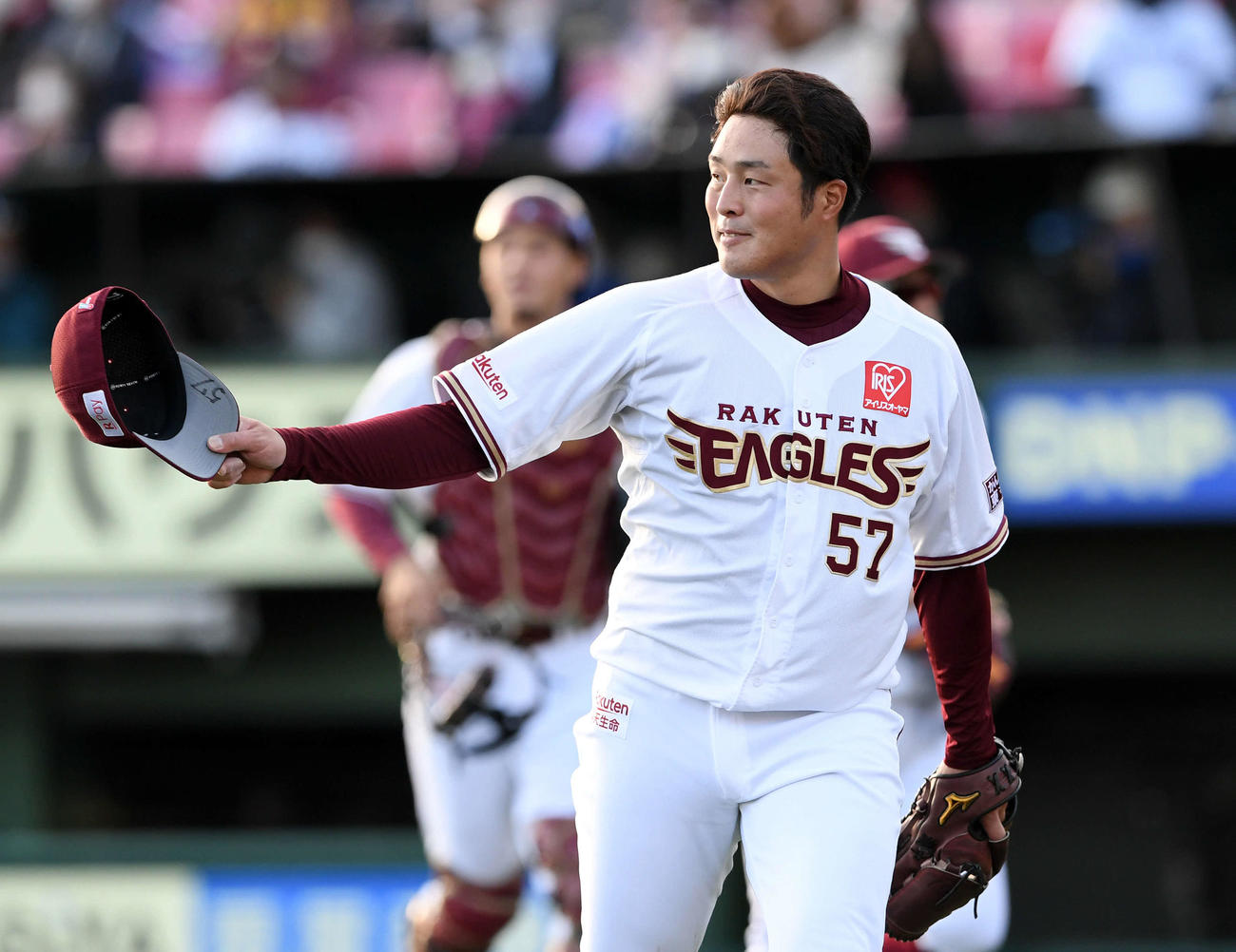 楽天対日本ハム　7回を投げ終え笑顔でナインを見つめる楽天滝中（撮影・滝沢徹郎）