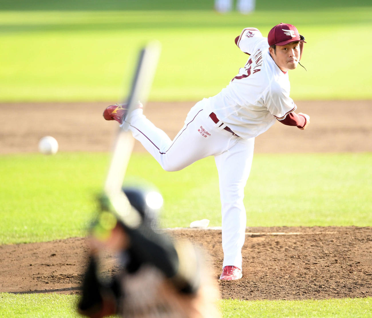 楽天対日本ハム　5回表日本ハム2死、西川に投球する滝中（撮影・滝沢徹郎）