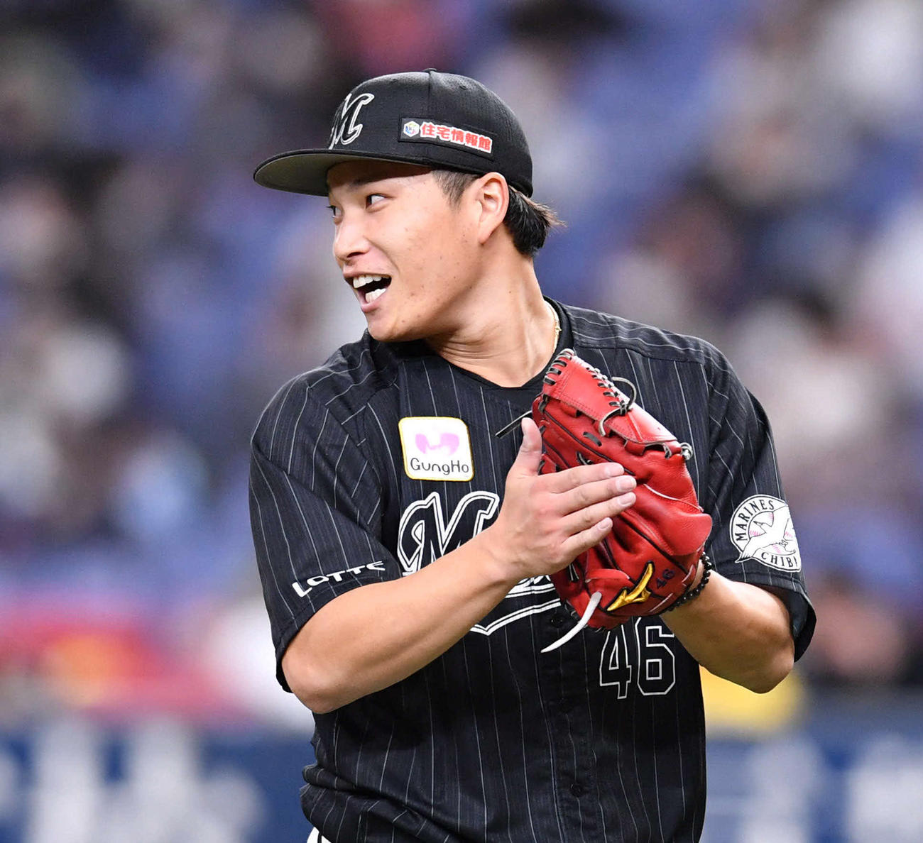 5回裏オリックス2死三塁、ピンチで佐野を中飛に抑え、笑顔でグラブをたたく岩下（撮影・岩下翔太）