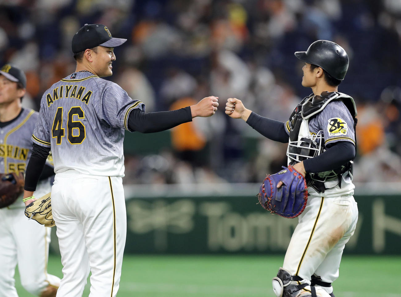 巨人対阪神　巨人に勝利し、グータッチを交わす秋山（左）と坂本（撮影・前田充）