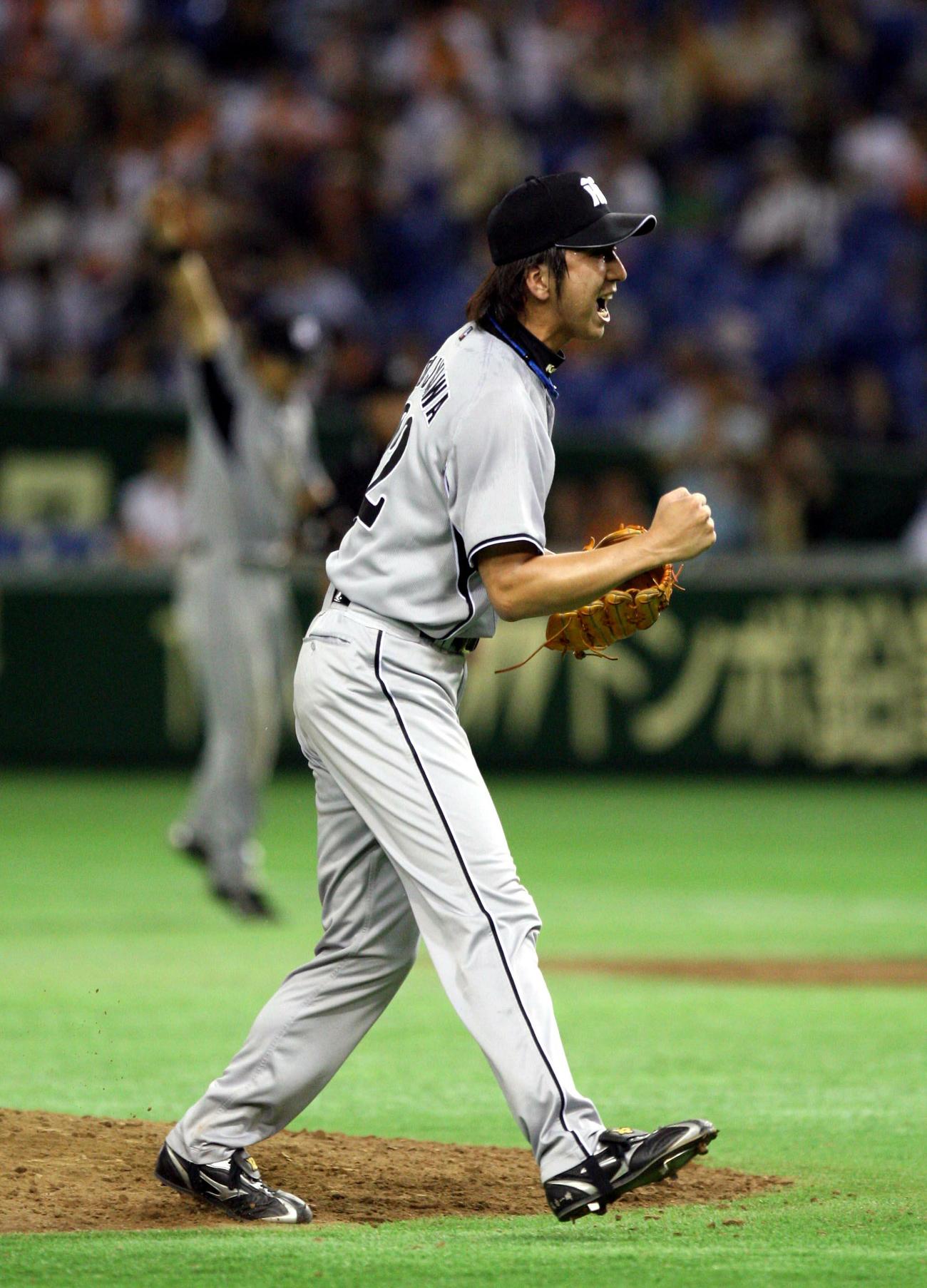 07年9月9日、セ・リーグタイ記録の10連投となった藤川は最後の打者を三振にとりガッツポーズ