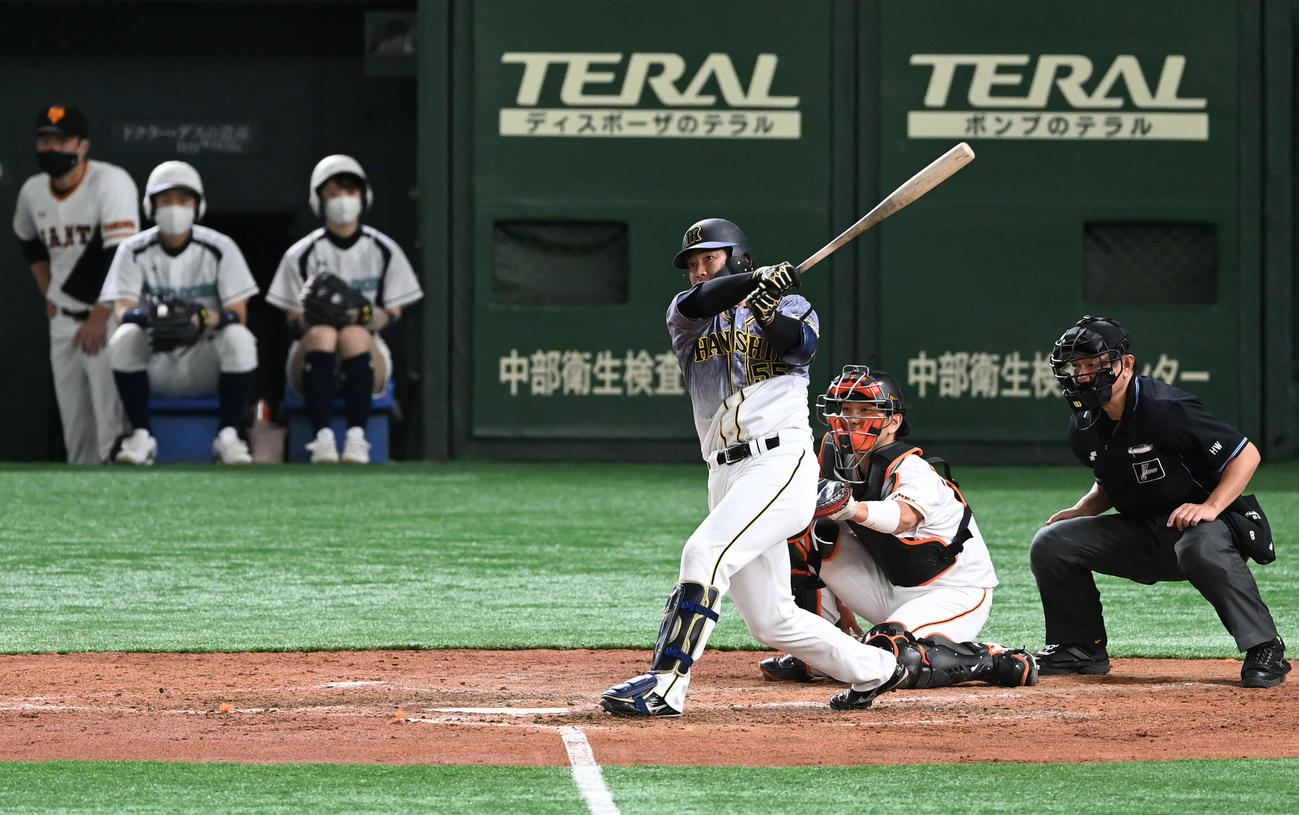 巨人対阪神　5回表阪神2死二塁、陽川は左越え2点本塁打を放つ（撮影・山崎安昭）