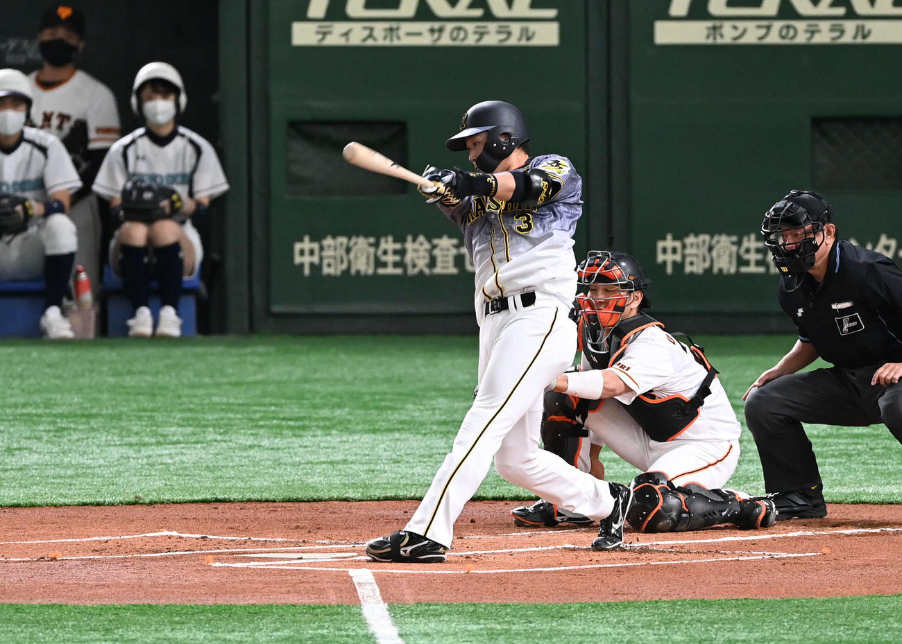 巨人対阪神　1回表阪神1死一、二塁、大山は左前適時打を放つ（撮影・山崎安昭）