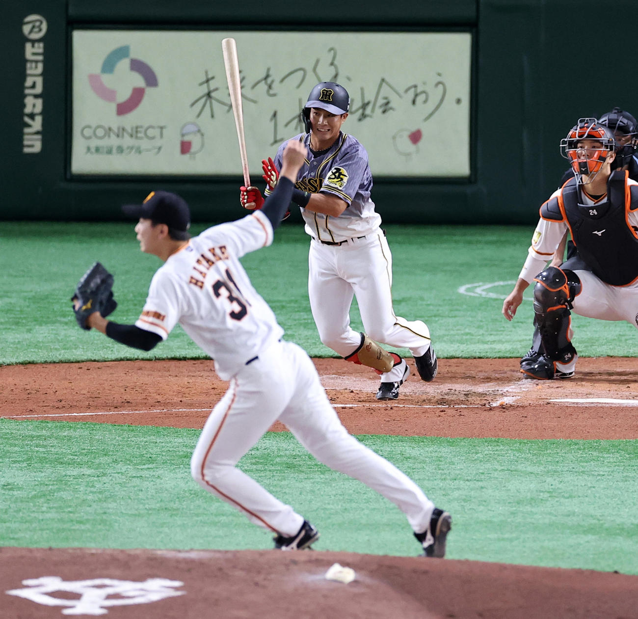 巨人対阪神　2回表阪神無死、木浪は右前打を放つ。投手畠（撮影・浅見桂子）
