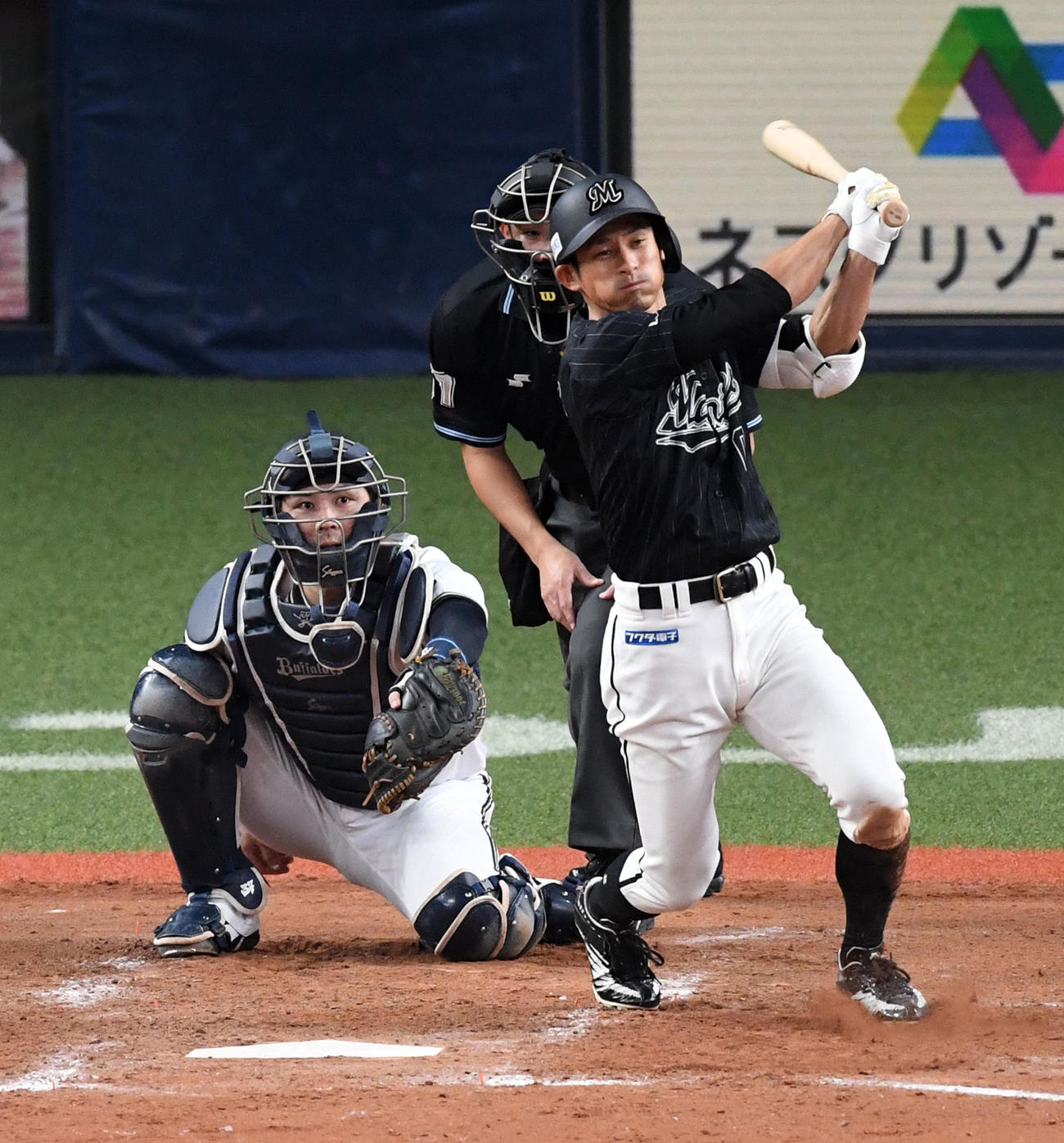 オリックス対ロッテ　5回表ロッテ無死、荻野は左前打を放つ（撮影・前岡正明）