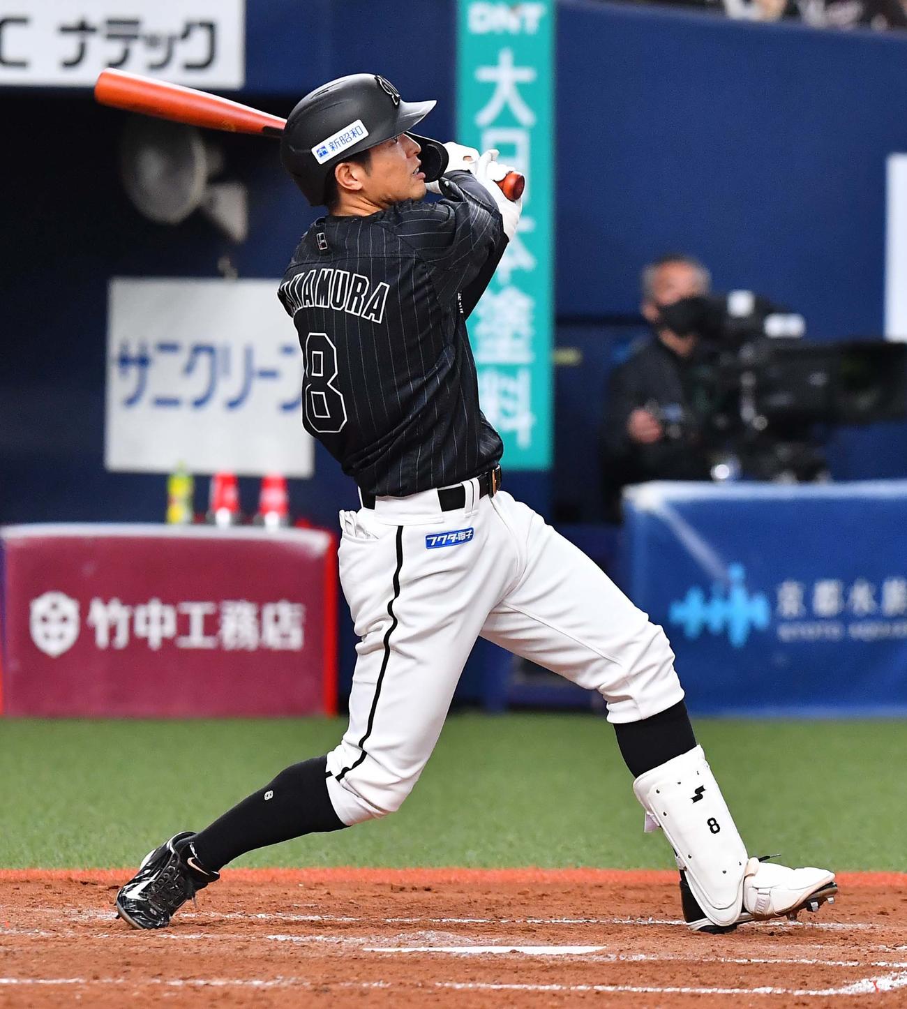 オリックス対ロッテ　5回表ロッテ無死一塁、左中間へ適時二塁打を放つ中村奨吾（撮影・上田博志）