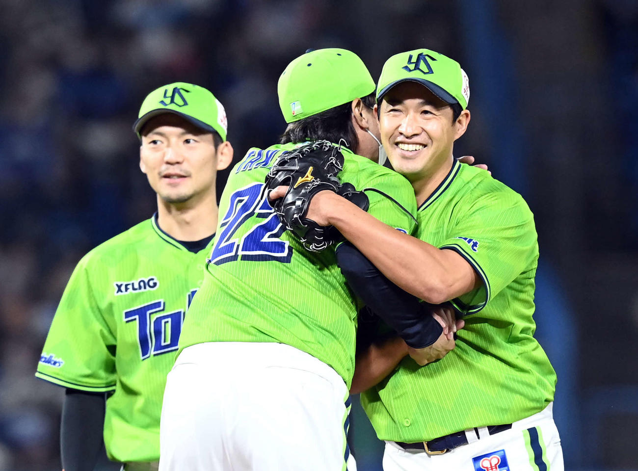 ヤクルト対中日　8回表、高津監督と抱き合いマウンドを降りるヤクルト五十嵐（撮影・たえ見朱実）