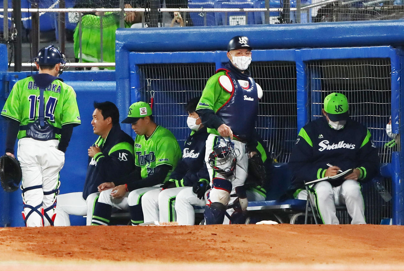 ヤクルト対中日　ブルペンの後方で笑顔を見せるヤクルト五十嵐（左から2人目）（撮影・足立雅史）