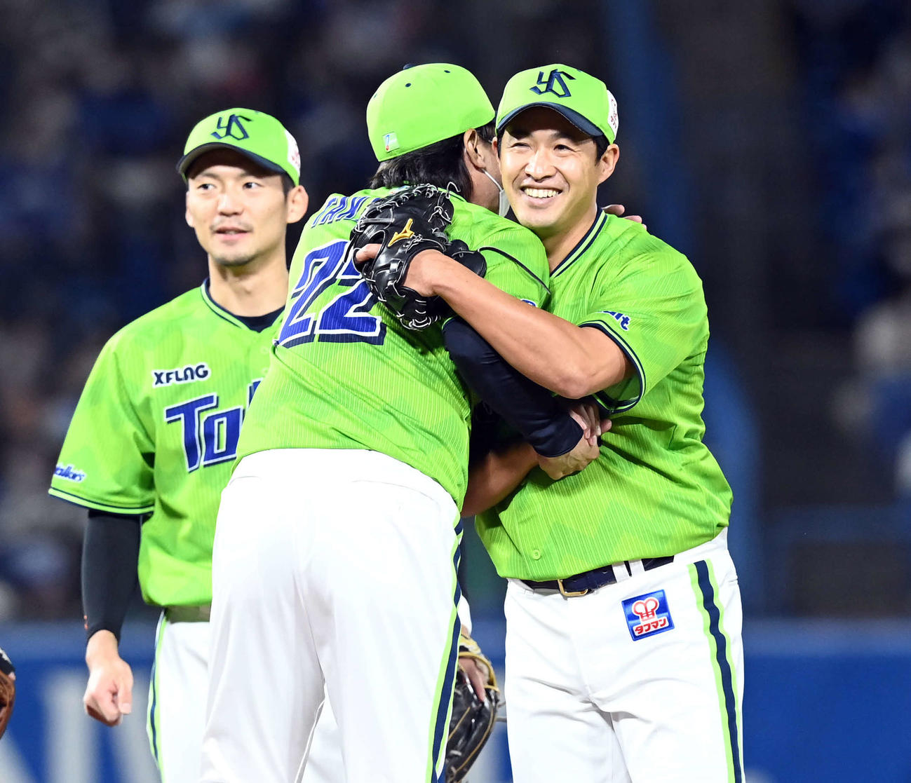 ヤクルト対中日　8回表、高津監督と抱き合いマウンドを降りるヤクルト五十嵐（撮影・たえ見朱実）