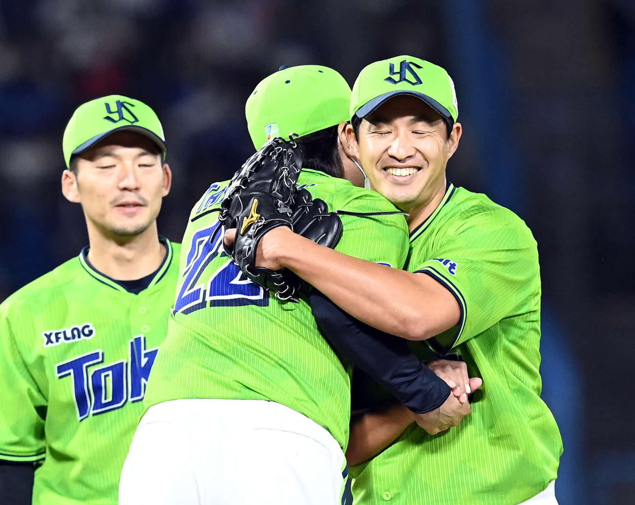 8回表、高津監督と抱き合いマウンドを降りるヤクルト五十嵐（撮影・たえ見朱実）
