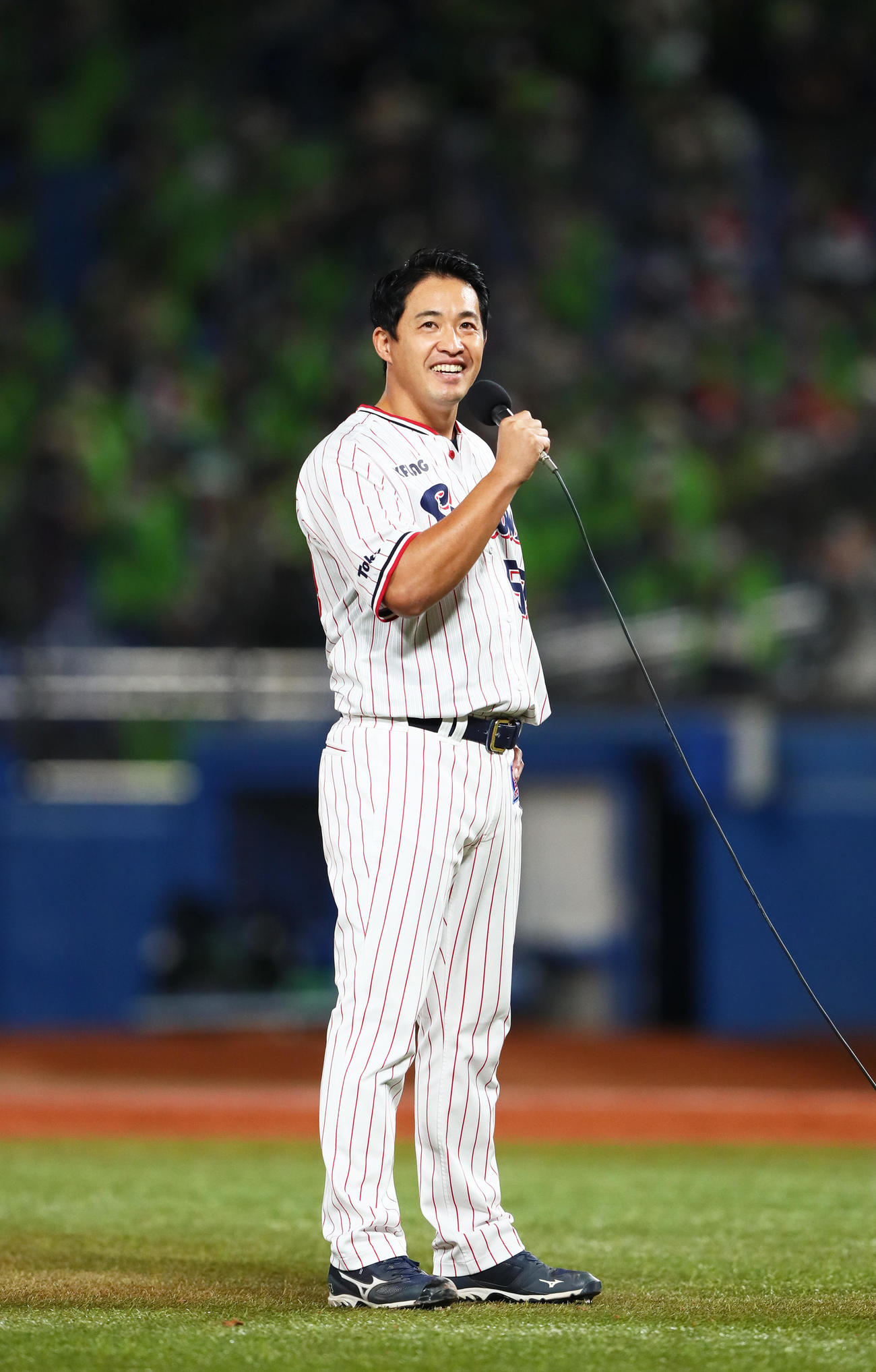 ヤクルト対中日　引退セレモニーで笑顔であいさつするヤクルト五十嵐（撮影・足立雅史）