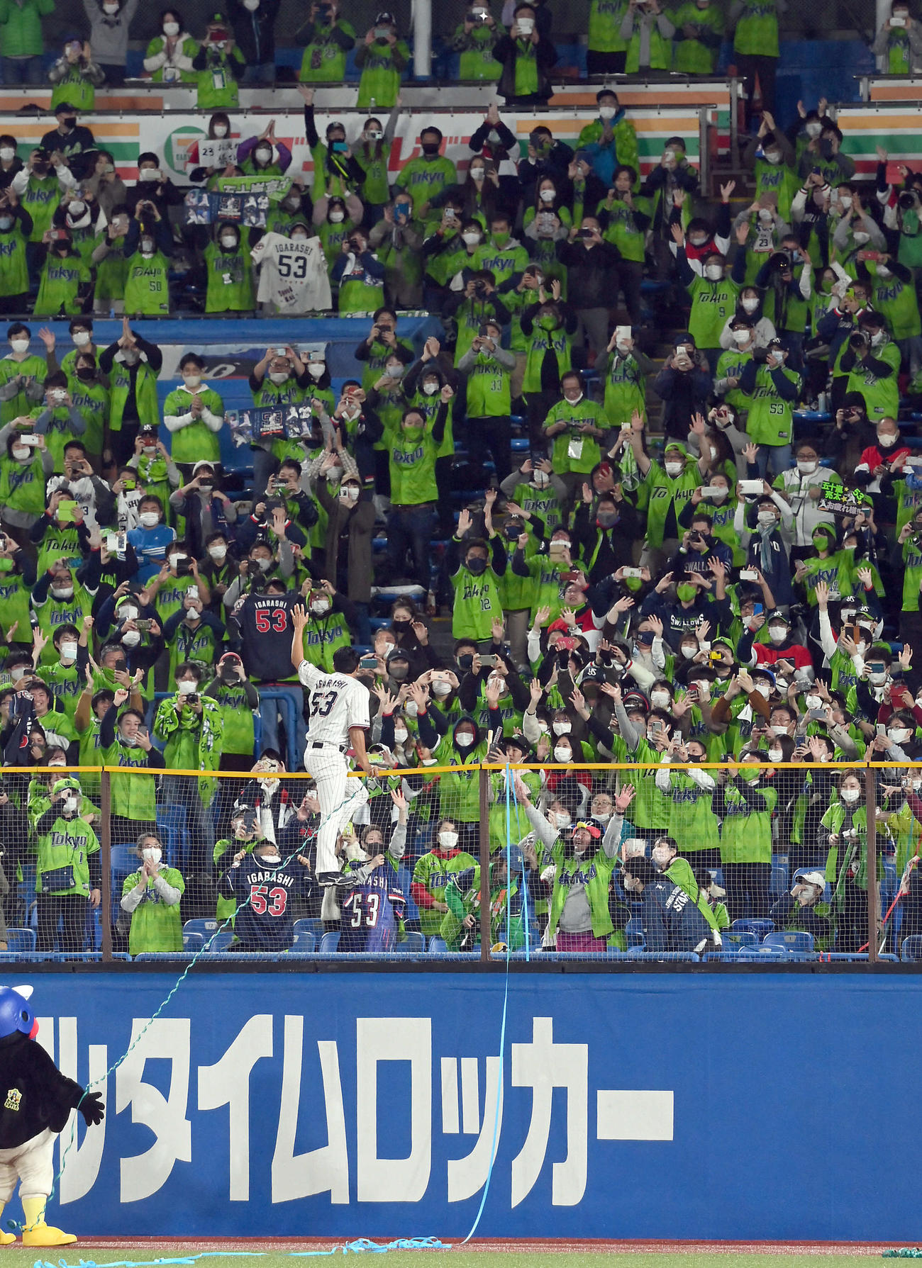 ヤクルト対中日　ライトスタンドの柵に昇りファンにあいさつするヤクルト五十嵐（撮影・たえ見朱実）