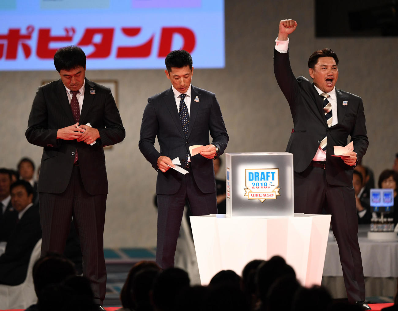 大阪桐蔭・藤原の交渉権を引き当てガッツポーズをするロッテ井口監督（右）。左から楽天石井GM、阪神矢野監督（2018年10月25日撮影）