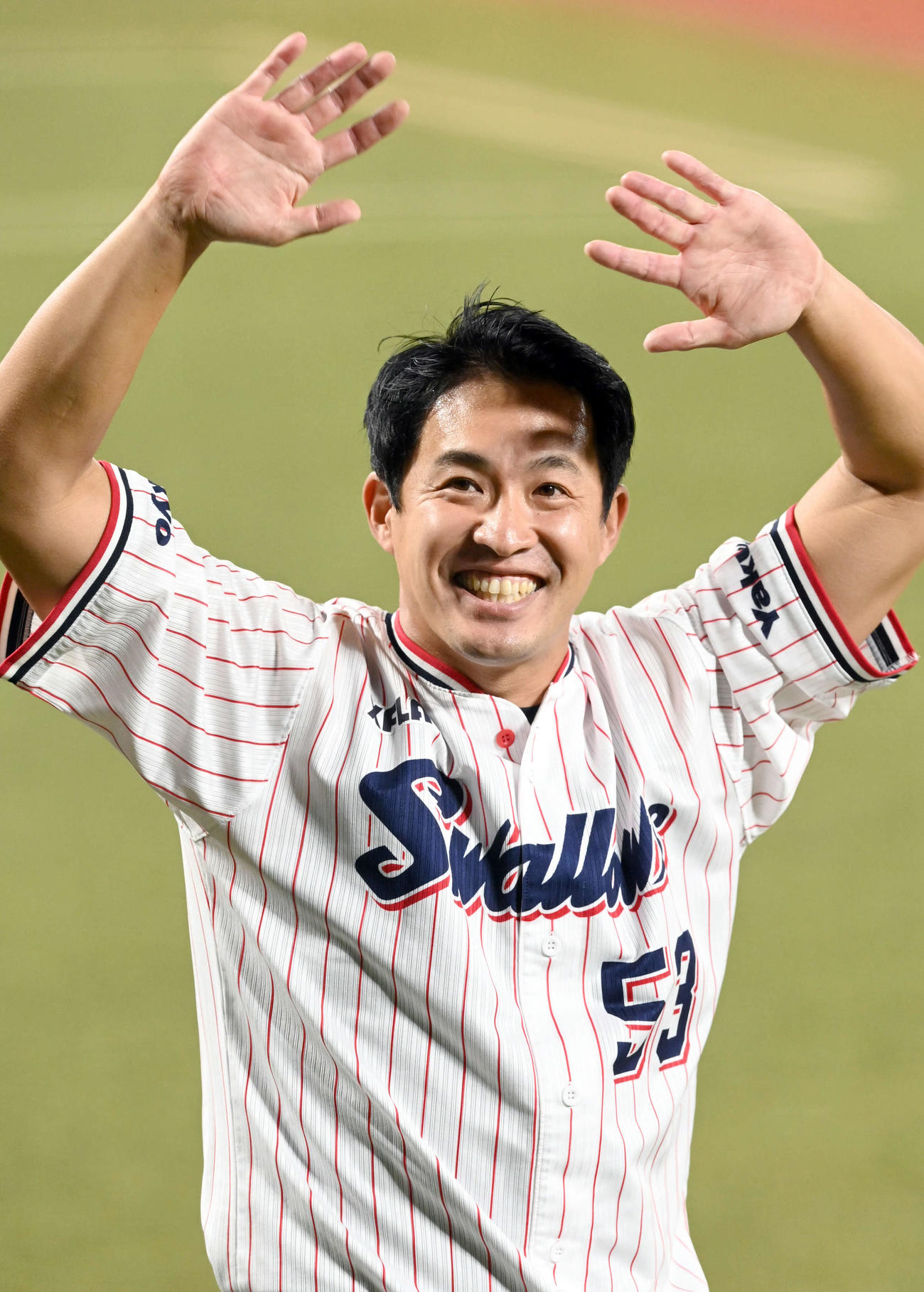 ヤクルト対中日　駆けつけたファン笑顔で手を振るヤクルト五十嵐（撮影・たえ見朱実）
