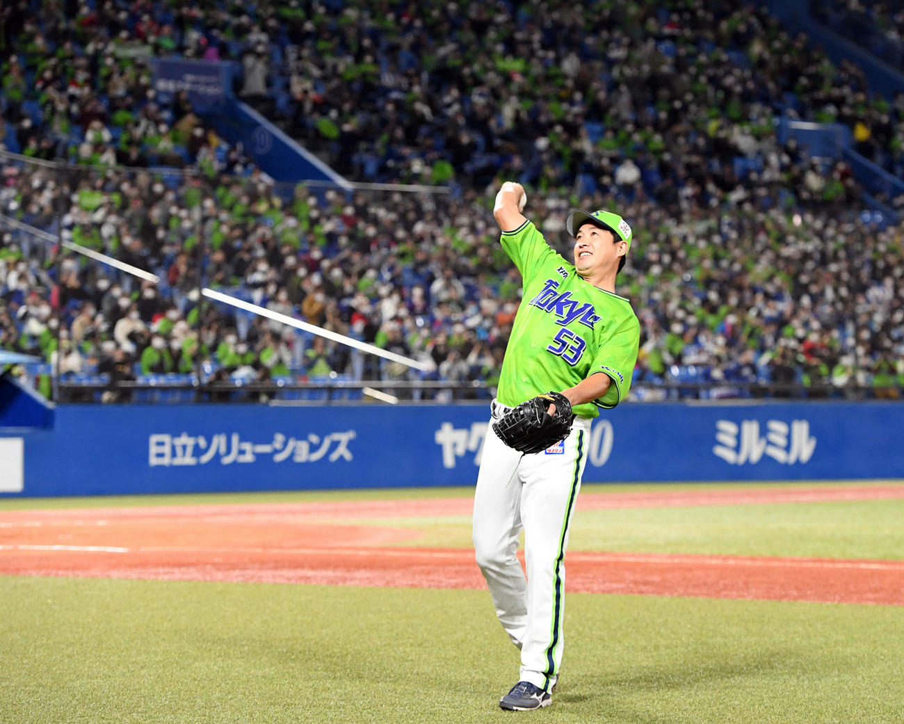 ヤクルト対中日　8回表、ファンへボールを投げ入れるヤクルト五十嵐（撮影・たえ見朱実）