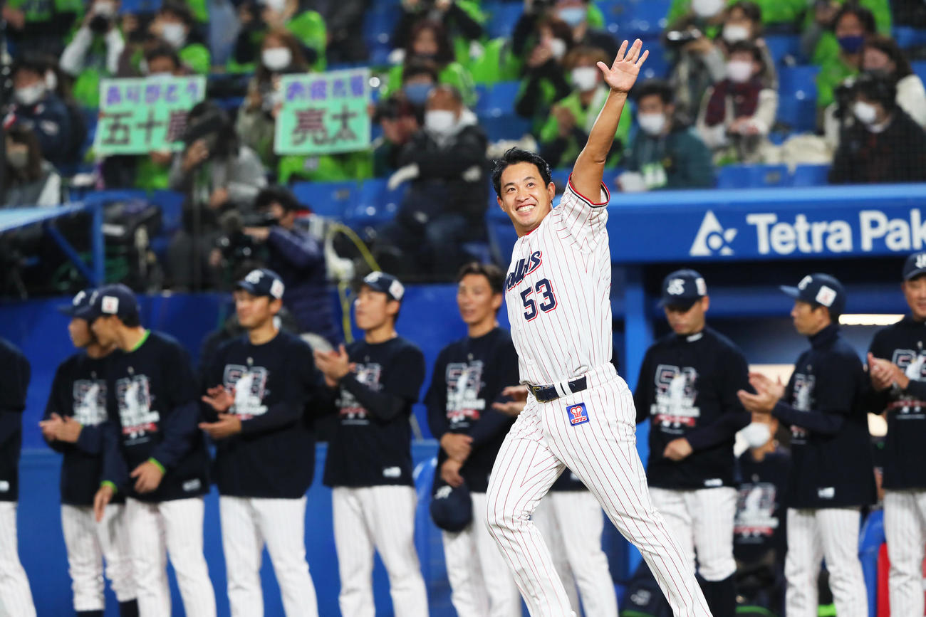 ヤクルト対中日　笑顔で引退セレモニーに臨むヤクルト五十嵐（撮影・足立雅史）