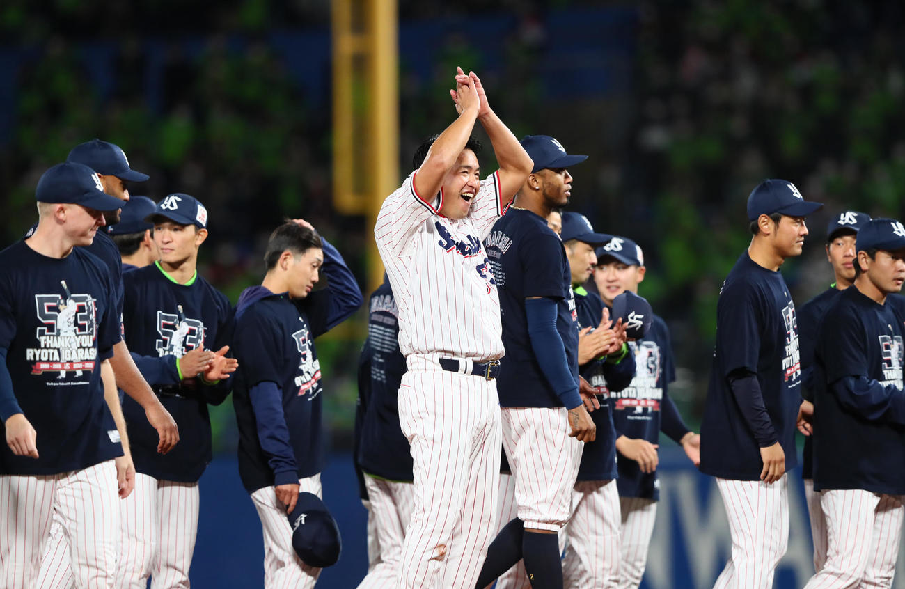 ヤクルト対中日　引退セレモニーを終え場内の曲に乗って踊るヤクルト五十嵐（中央）（撮影・足立雅史）