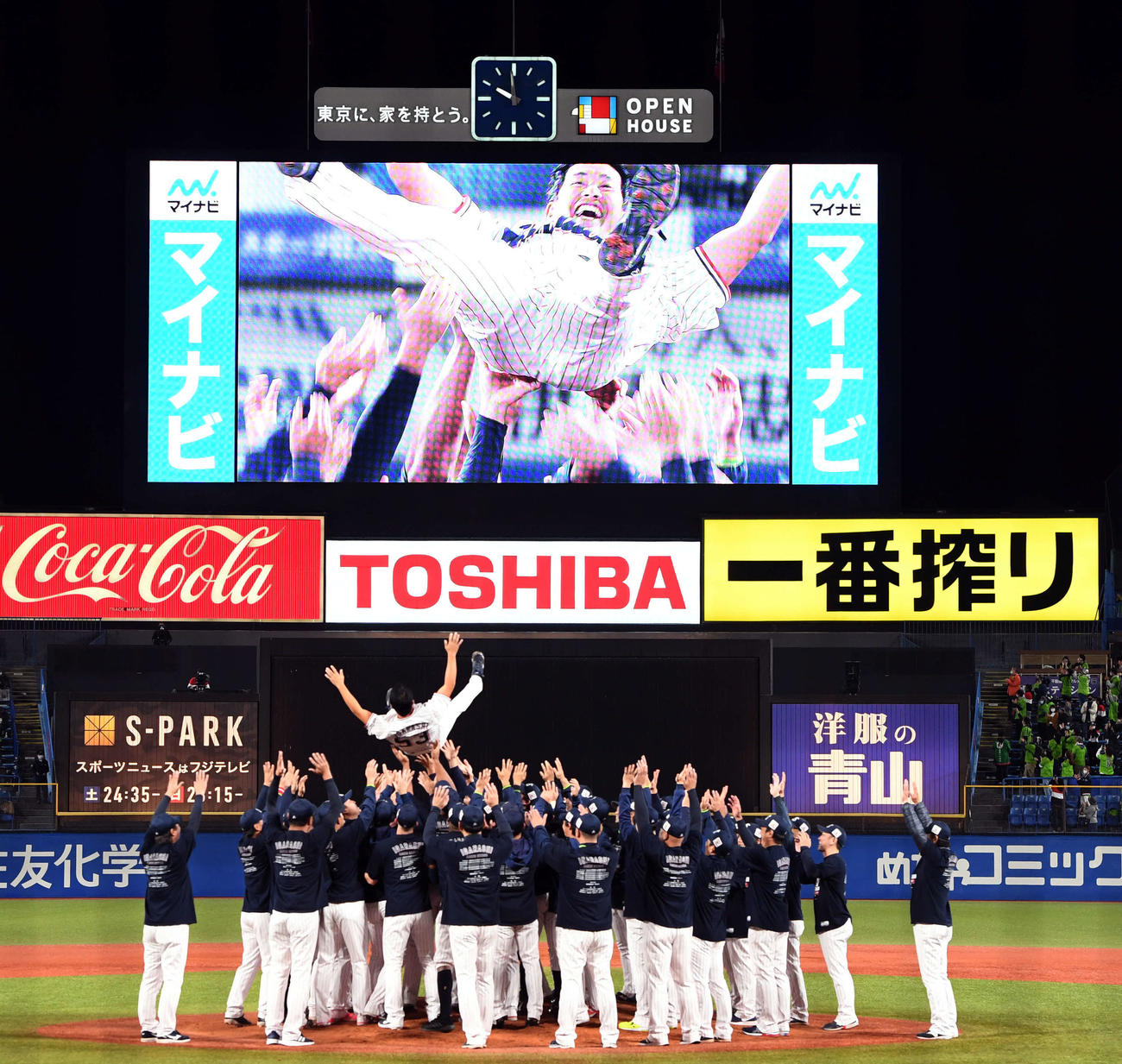 ヤクルト対中日　チームメートに胴上げされるヤクルト五十嵐（撮影・たえ見朱実）