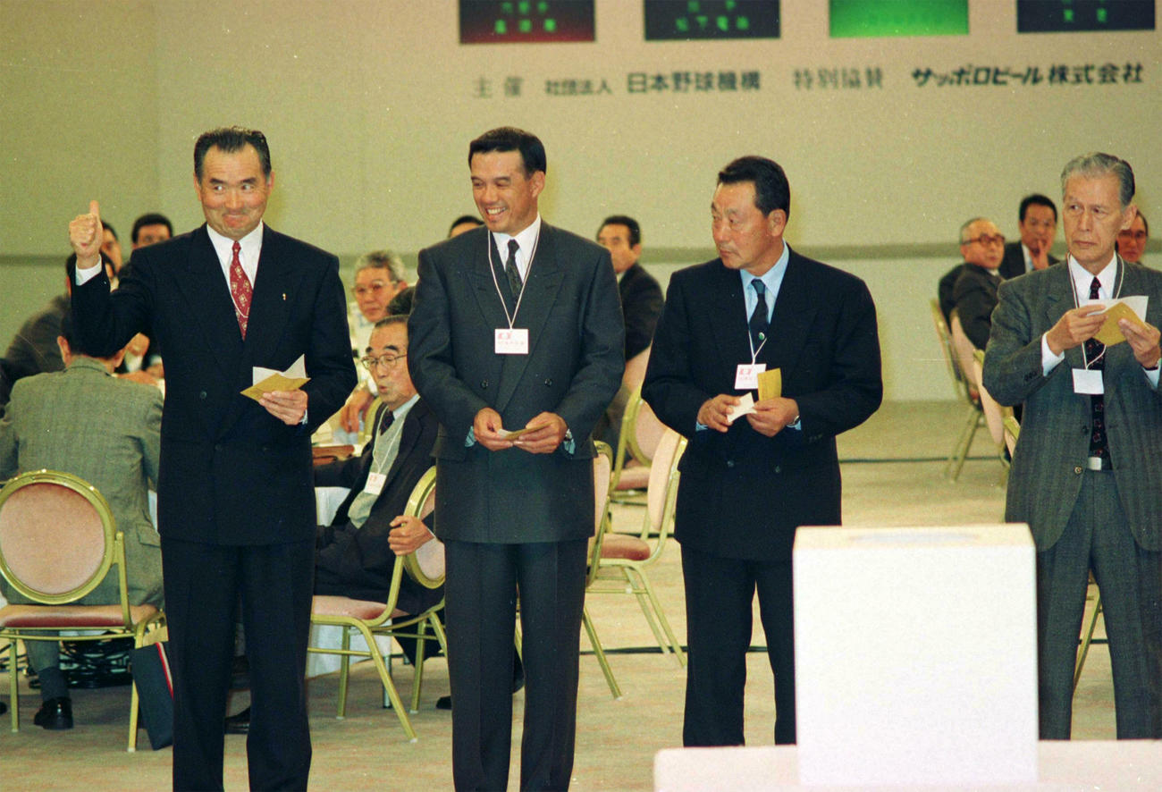 1992年ドラフト会議で松井秀喜の交渉権獲得にサムアップポーズを見せる長嶋茂雄監督（左端）