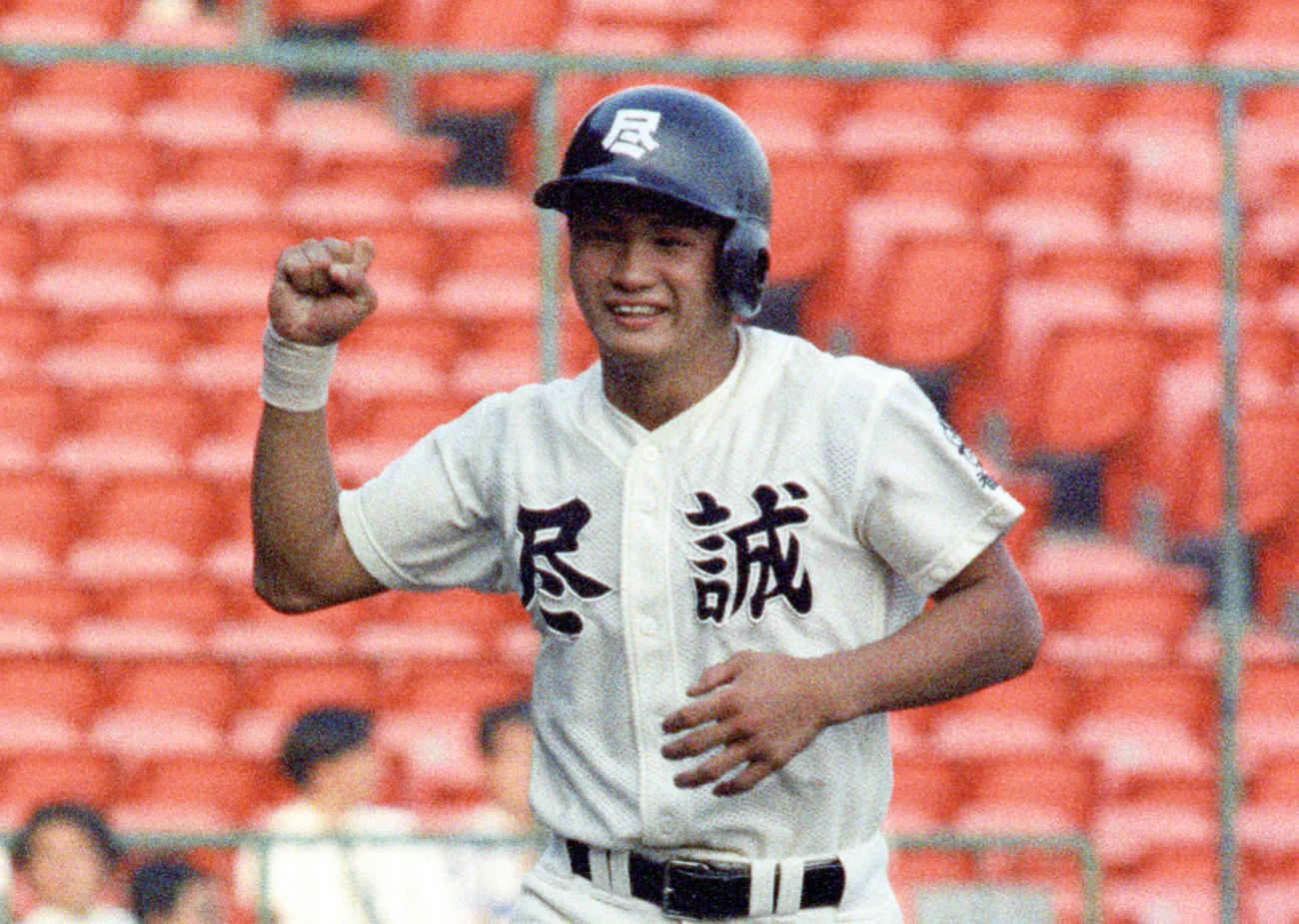 89年8月、帯広北戦で本塁打を放った尽誠学園・谷はガッツポーズ