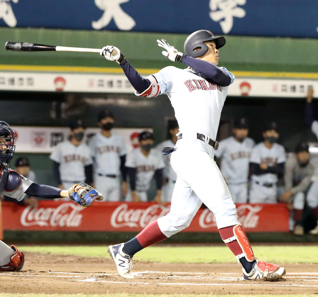 関大戦で本塁打を放つ近大・佐藤輝明（2020年10月18日撮影）