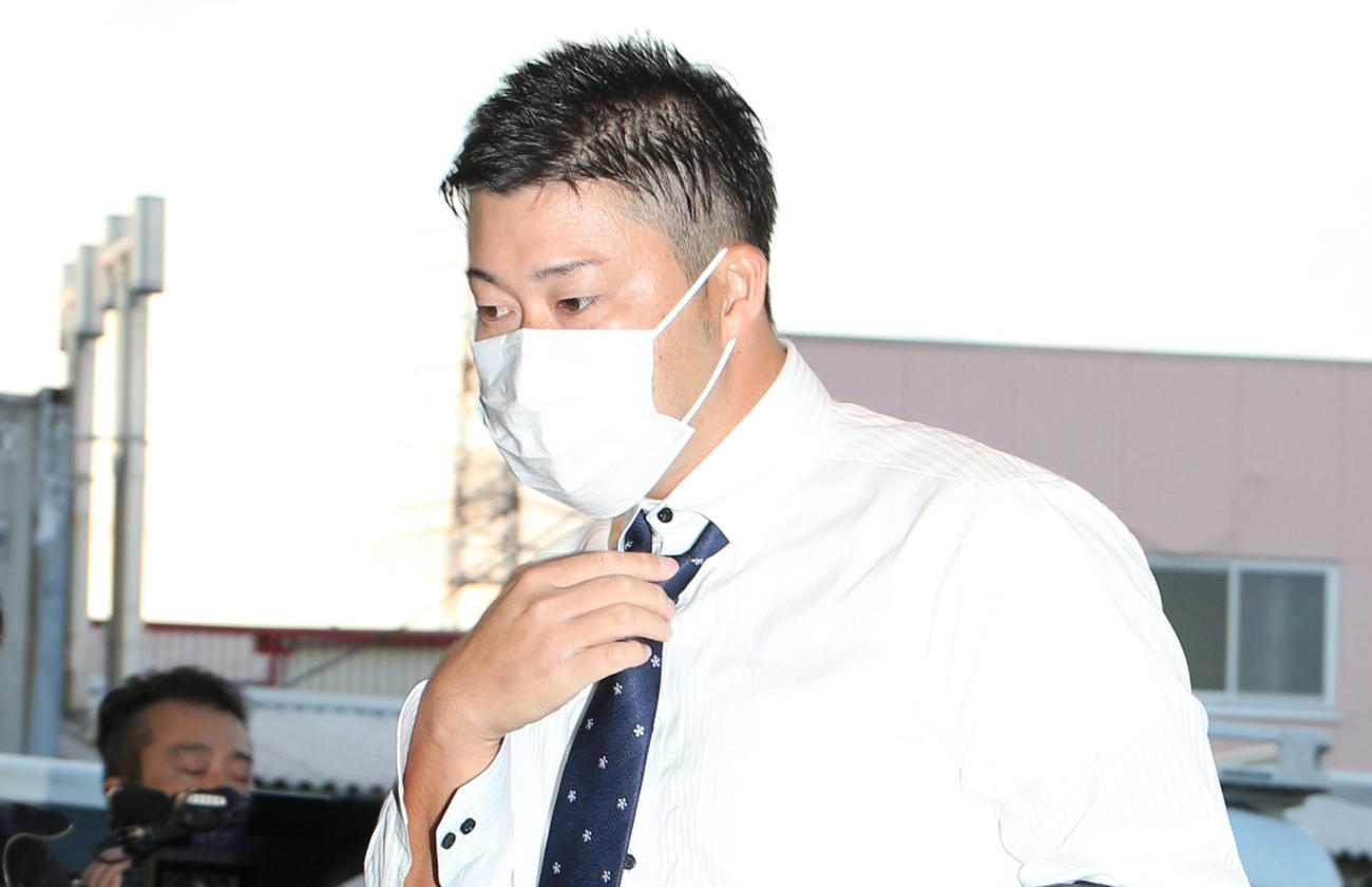 ドラフト会議前にBC武蔵の会見場に入る田沢（撮影・狩俣裕三）