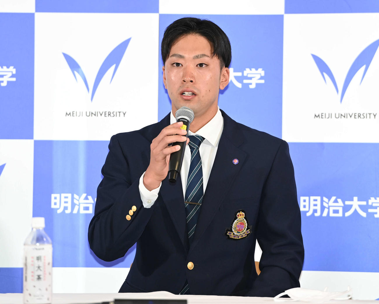 DeNAからドラフト1位指名を受け、会見する明大・入江（撮影・鈴木みどり）