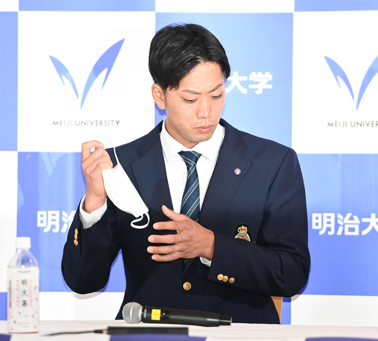DeNAからドラフト1位指名を受けた明大・入江はマスクを外す（撮影・鈴木みどり）