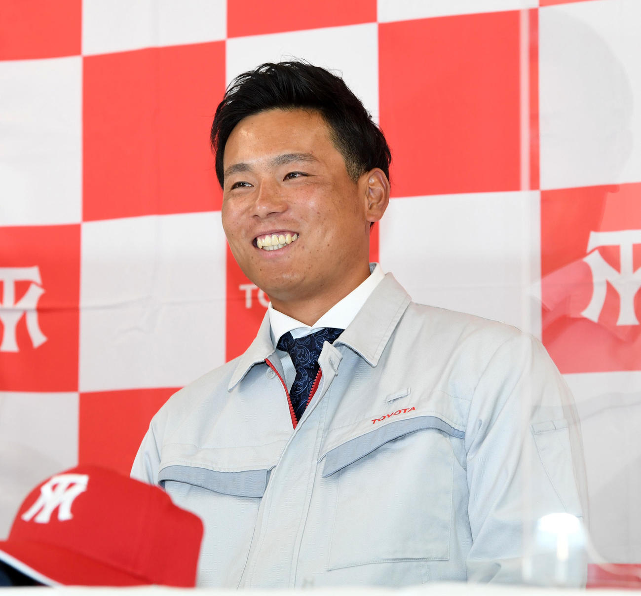 広島に1位で指名され笑顔で会見するトヨタ自動車の栗林（撮影・前岡正明）