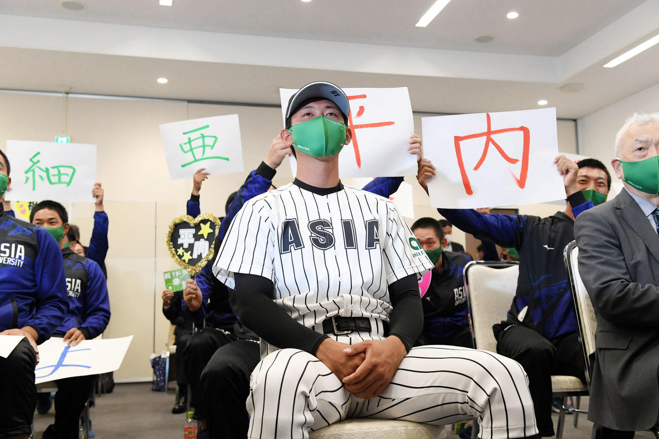 巨人から外れ1位で指名を受ける亜大・平内（撮影・滝沢徹郎）