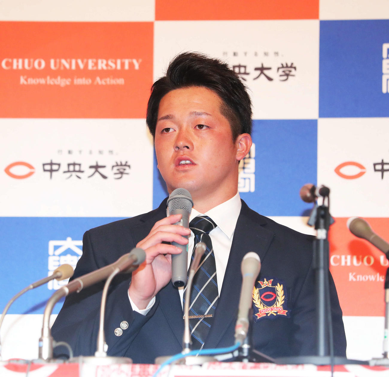 DeNAから2位指名を受け会見に臨む中大・牧（撮影・河田真司）　　