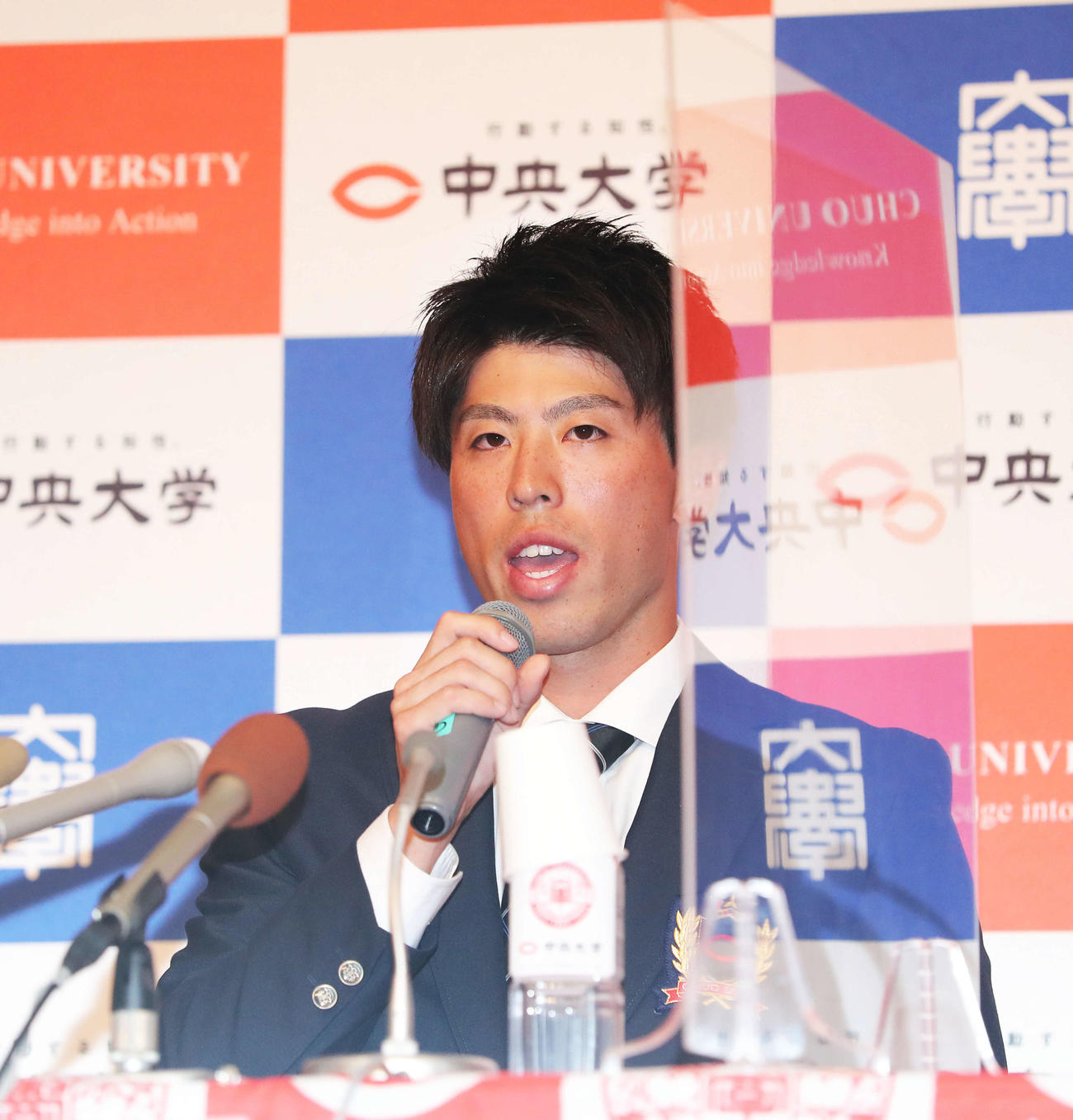日本ハムから2位指名を受け会見に臨む中大・五十幡（撮影・河田真司）　　